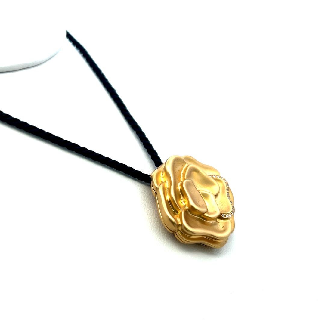 Donna Angela Cummings - Collana con ciondolo in oro giallo 18K con diamante rotondo da 0,08 carati in vendita