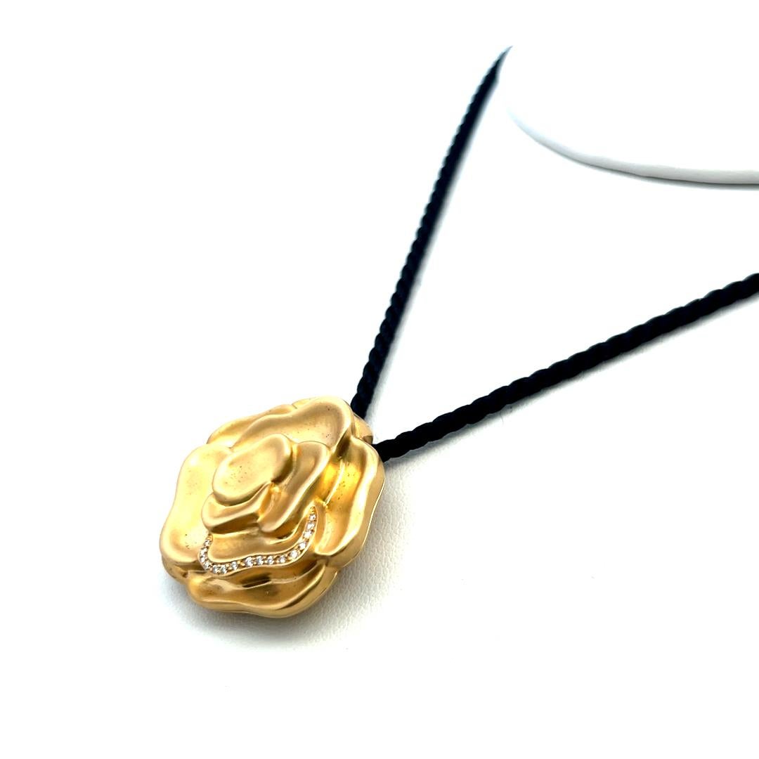 Angela Cummings - Collana con ciondolo in oro giallo 18K con diamante rotondo da 0,08 carati in vendita 1