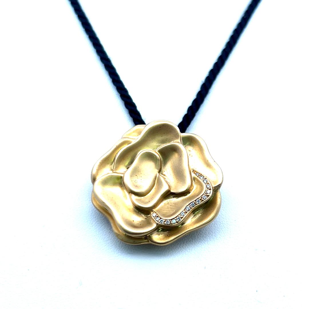Angela Cummings - Collana con ciondolo in oro giallo 18K con diamante rotondo da 0,08 carati in vendita 2