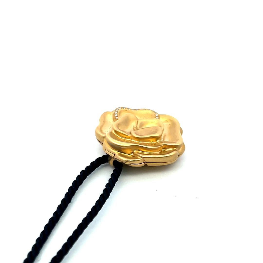 Angela Cummings - Collana con ciondolo in oro giallo 18K con diamante rotondo da 0,08 carati in vendita 3