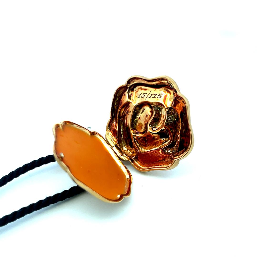 Angela Cummings - Collana con ciondolo in oro giallo 18K con diamante rotondo da 0,08 carati in vendita 4