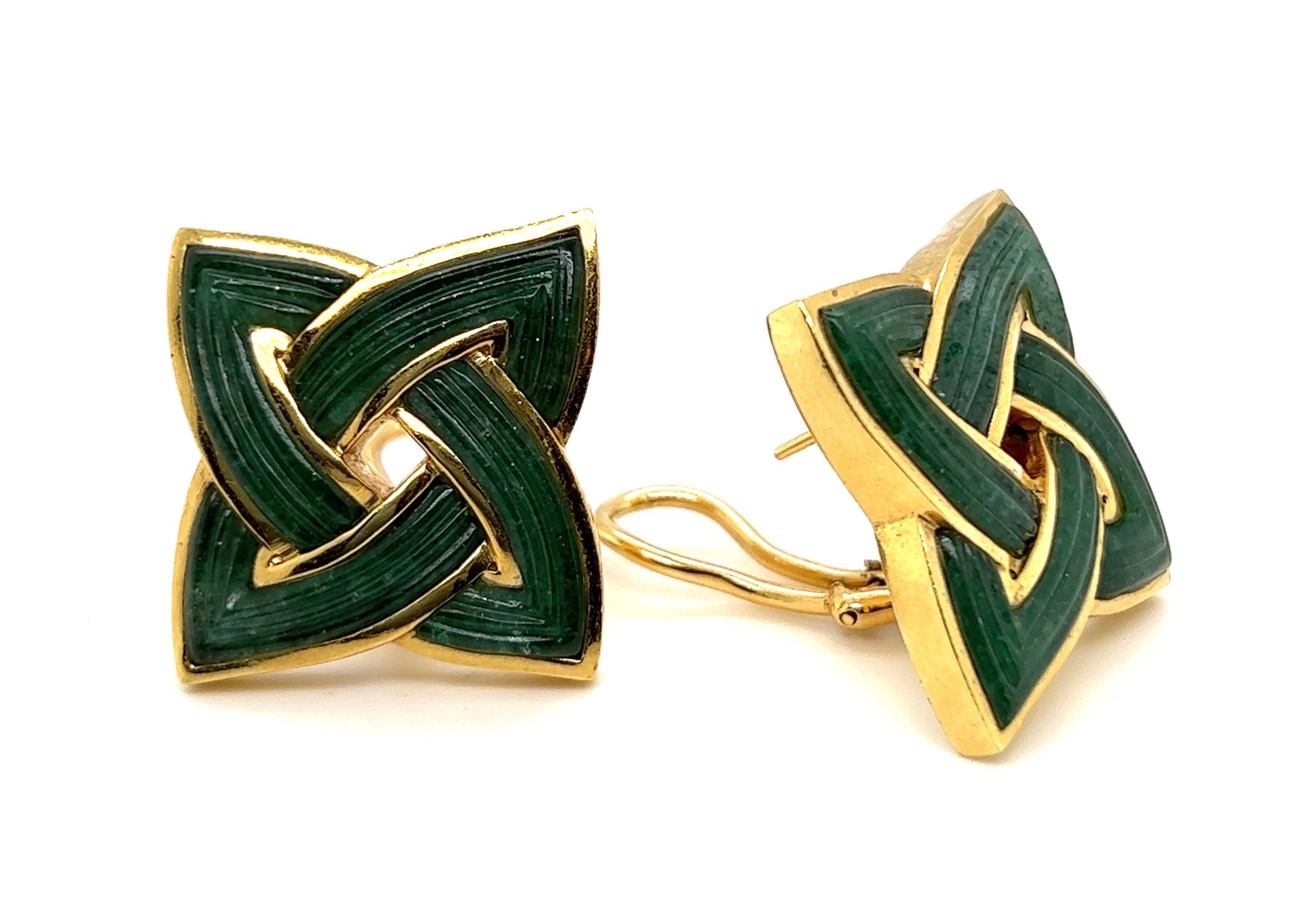 Very stylish 18 karat yellow gold and jade Celtic knot earrings by Angela Cummings, 1988.
Each designed as a stylized Celtic knot consisting in two intetwined navette motifs and set with fluted green jade inlays. The earrings are completed by posts