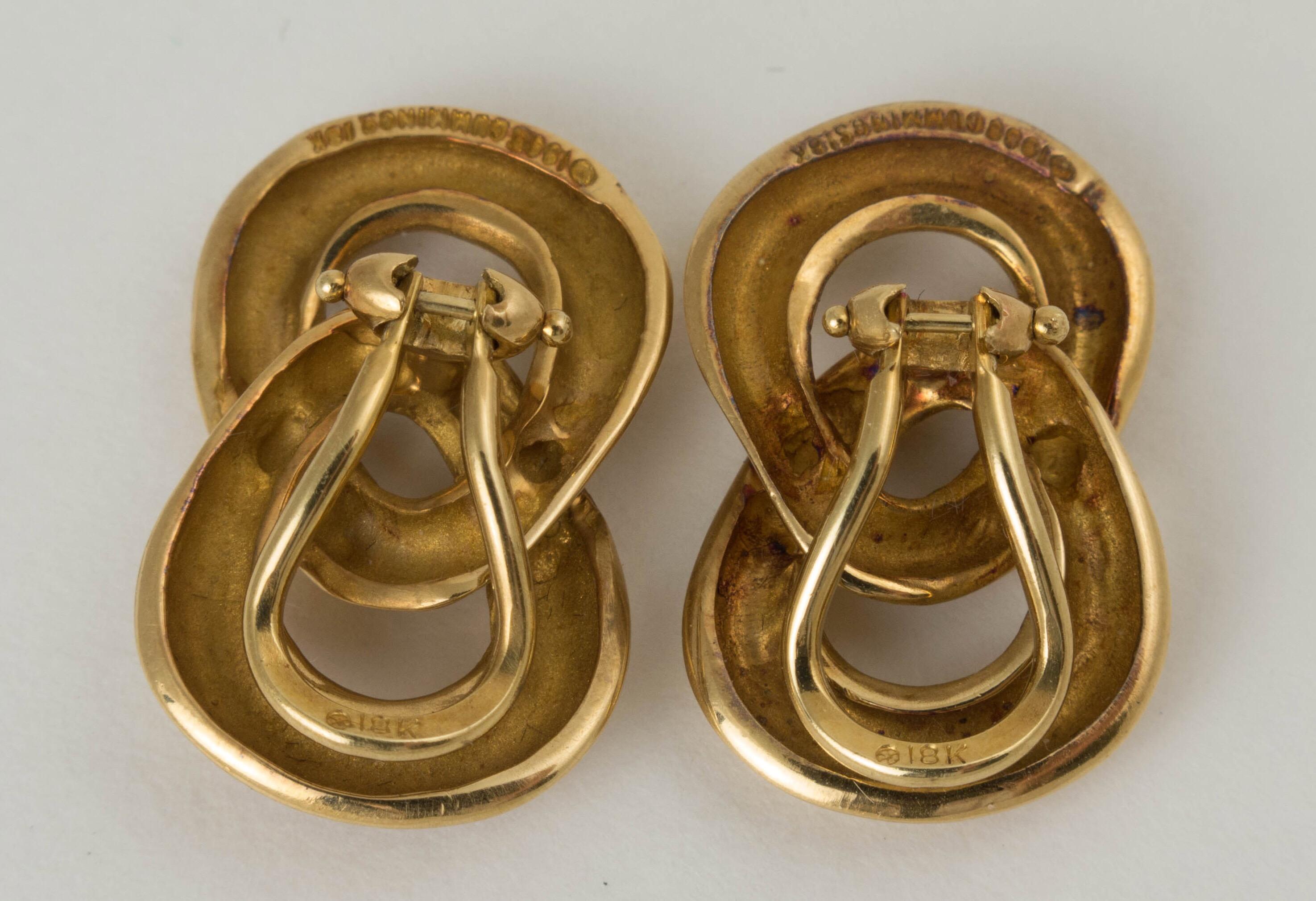 Angela Cummings 18 Karat Brushed Gold Interlocking Figure 8 Clip Earrings In Good Condition For Sale In Austin, TX