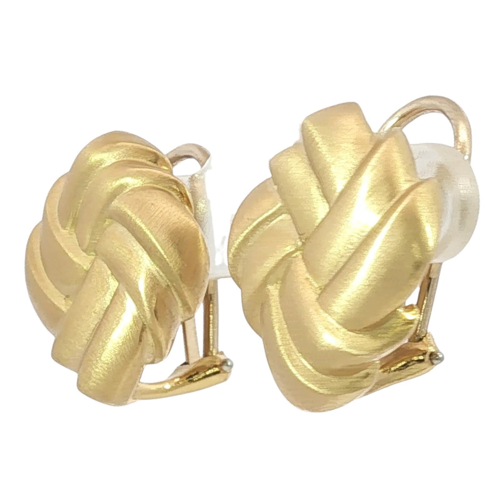 Angela Cummings Knot Design Clip-on Earrings 18K Yellow Gold

These 18k yellow gold clip-on earrings feature a sophisticated knot design, showcasing a seamless intertwining pattern that exudes elegance and craftsmanship. The smooth, matte finish