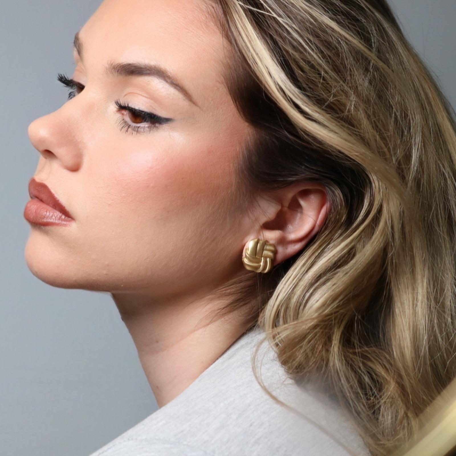 Angela Cummings 18K Earrings 1986 Woven Matted Finish Yellow Gold Clip Ons In condizioni ottime in vendita a Fairfield, CT