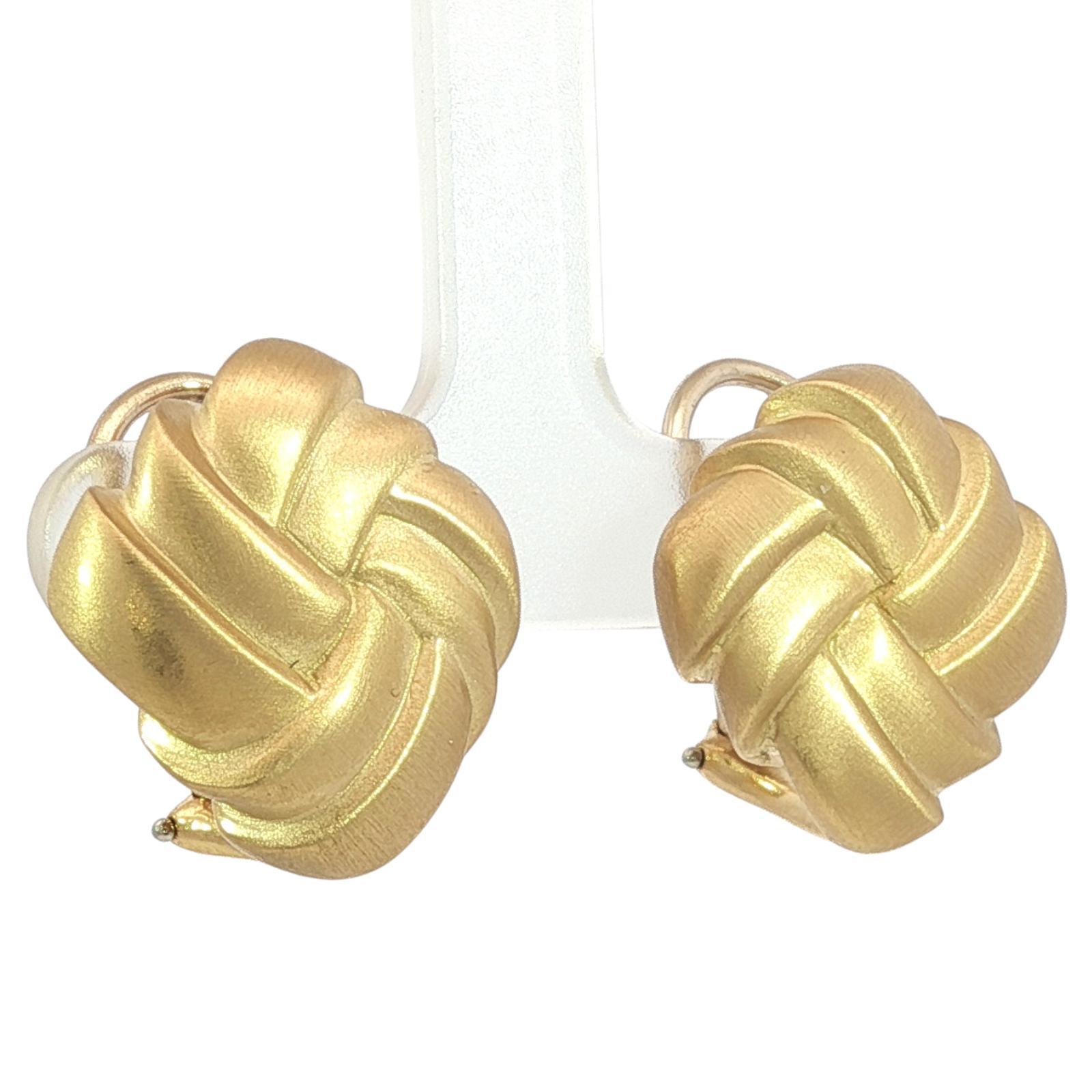 Donna Angela Cummings 18K Earrings 1986 Woven Matted Finish Yellow Gold Clip Ons in vendita