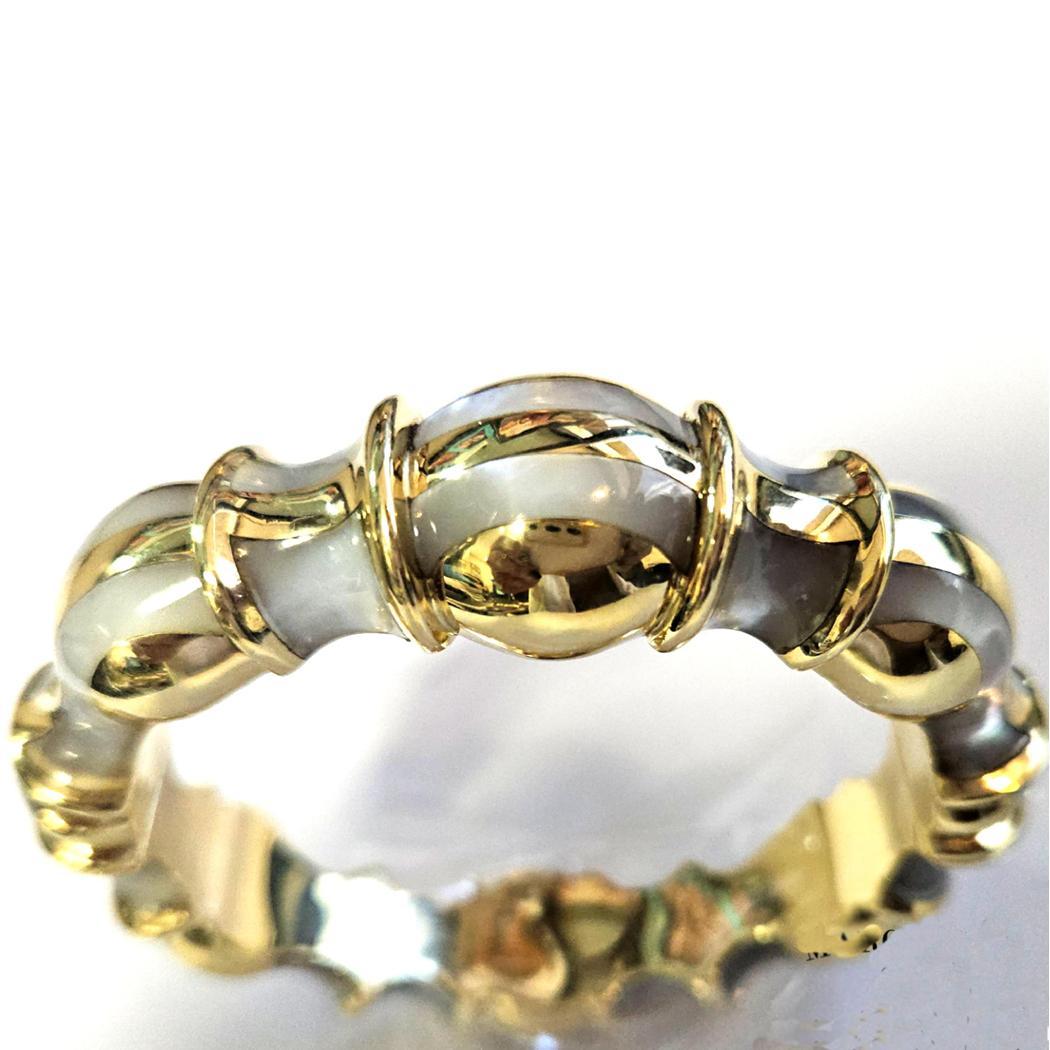 Angela Cummings Bracelet à charnière en or 18k avec incrustation de nacre, 75,7g, Circa 1980

Description :
Ce bracelet à charnière vintage d'Angela Cummings est un exemple remarquable de la célèbre technique d'incrustation de la créatrice. Réalisée