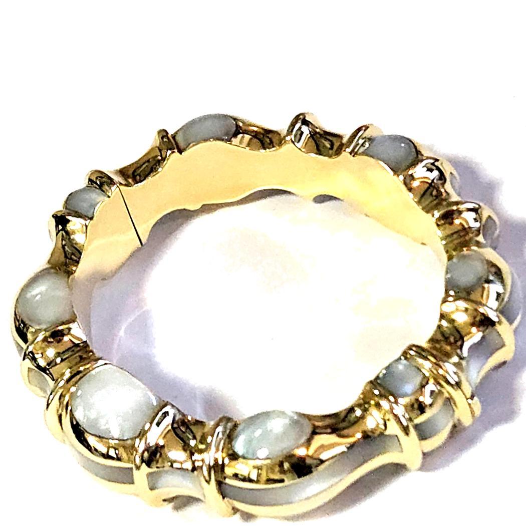 Moderne Bracelet à charnière en or 18k avec incrustation de nacre, 75.7 en vente
