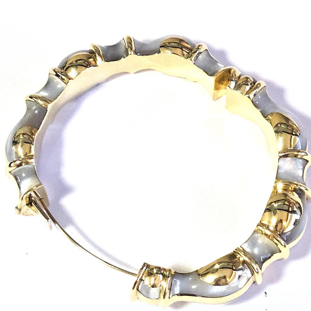 Taille cabochon Bracelet à charnière en or 18k avec incrustation de nacre, 75.7 en vente