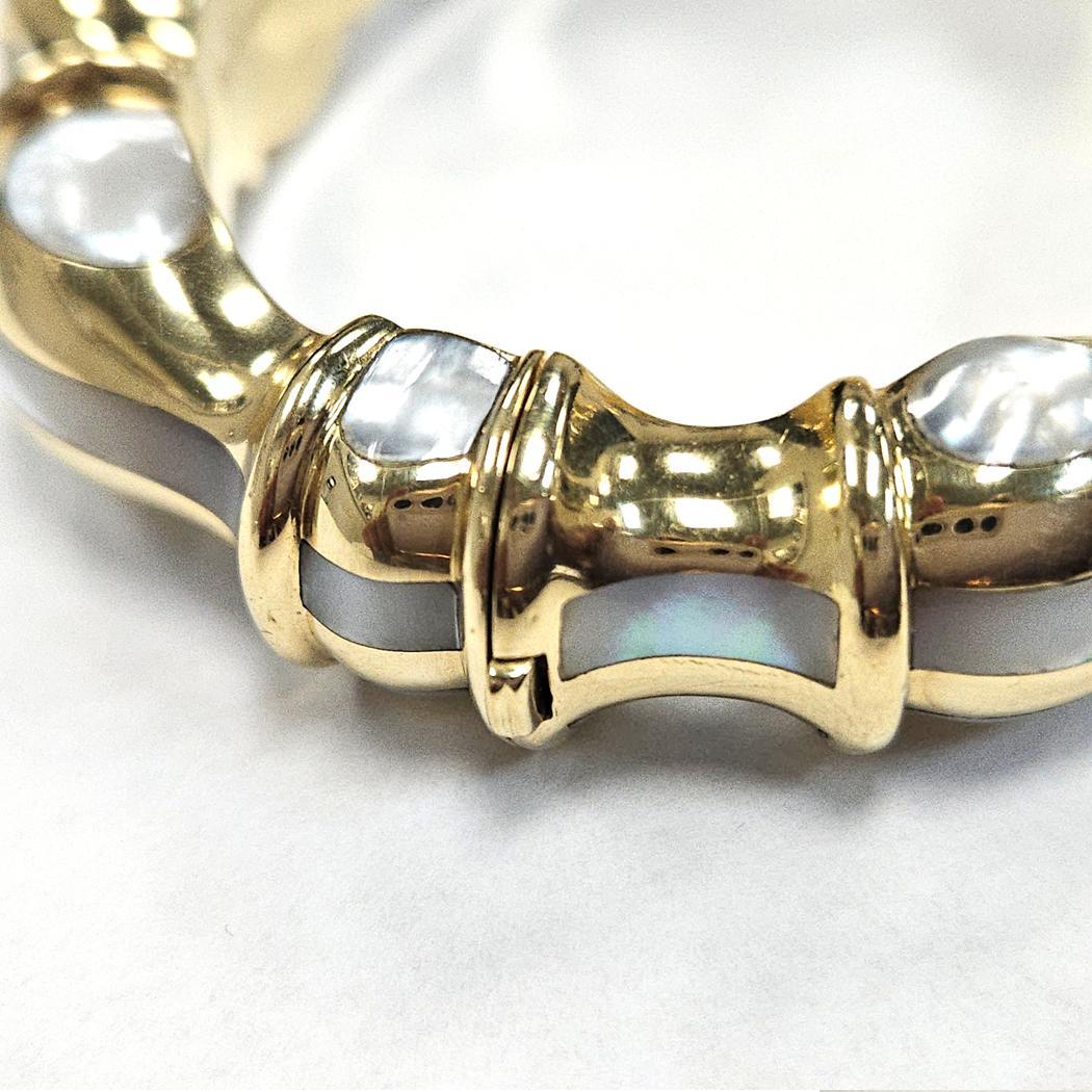 Bracelet à charnière en or 18k avec incrustation de nacre, 75.7 Pour femmes en vente
