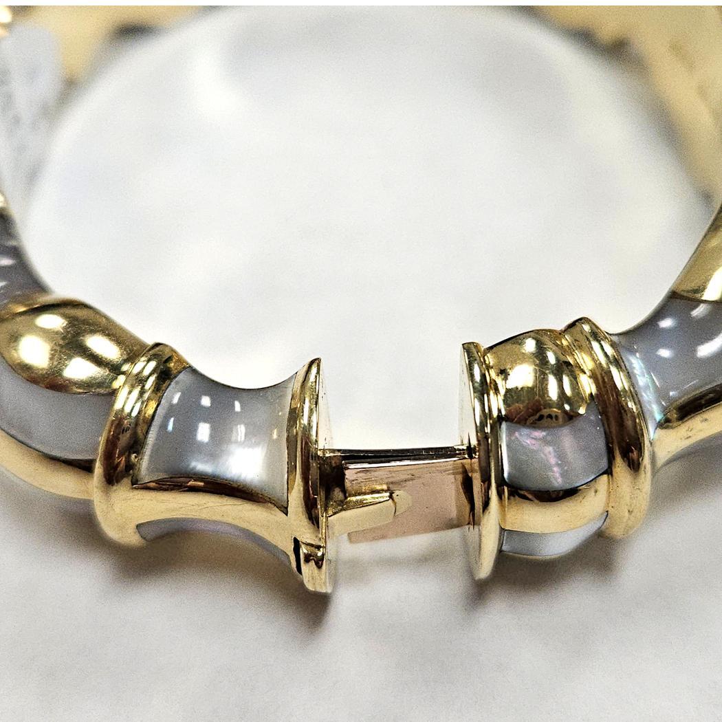 Bracelet à charnière en or 18k avec incrustation de nacre, 75.7 en vente 1