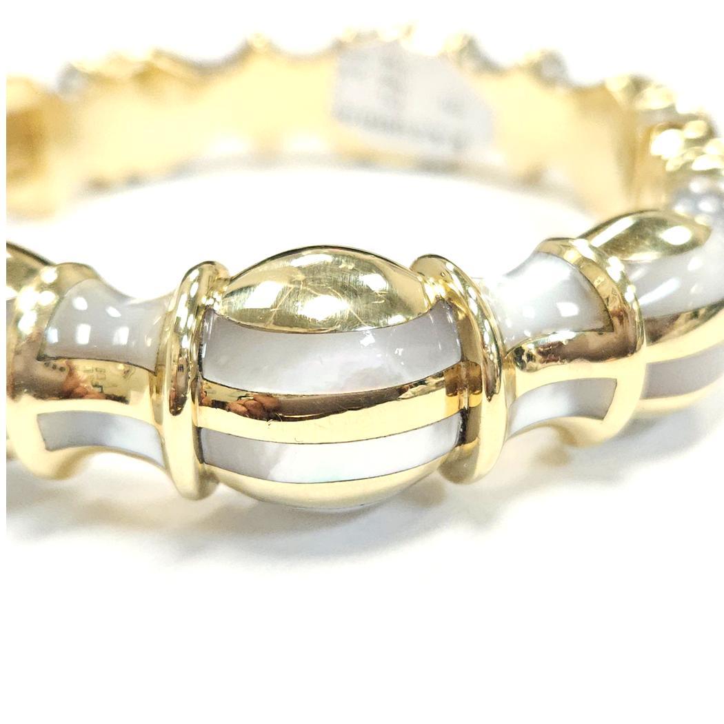 Bracelet à charnière en or 18k avec incrustation de nacre, 75.7 en vente 3