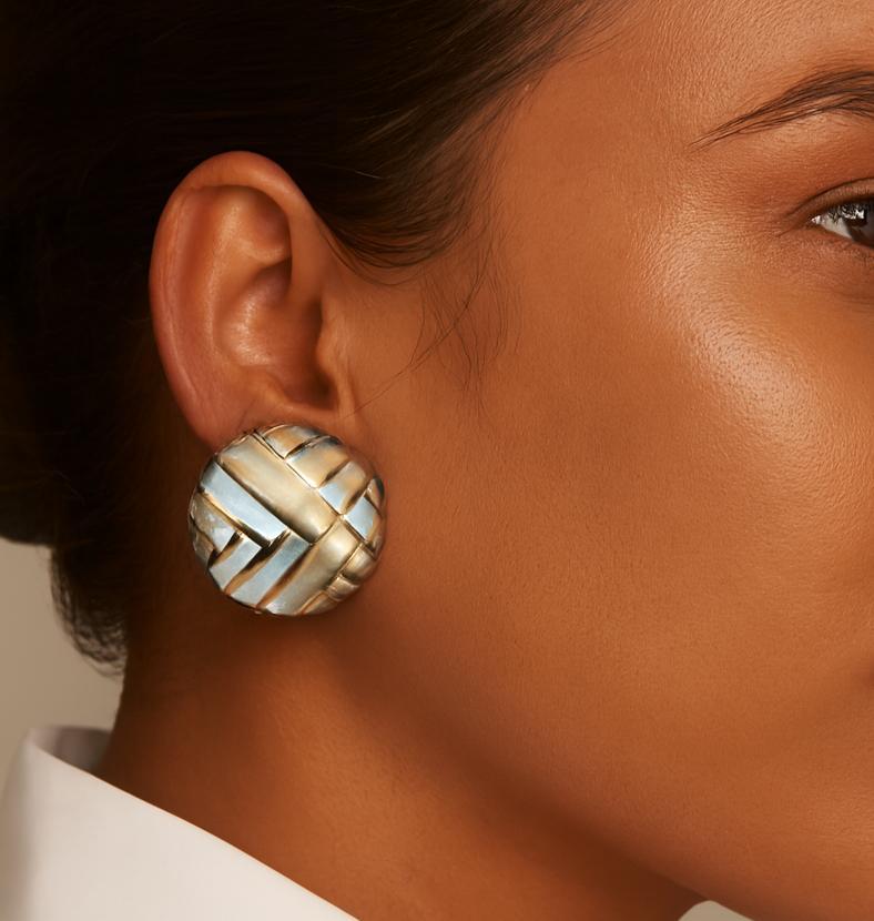 Angela Cummings - Boucles d'oreilles à clip avec boutons ronds en or 18 carats incrustés de nacre en vente 6