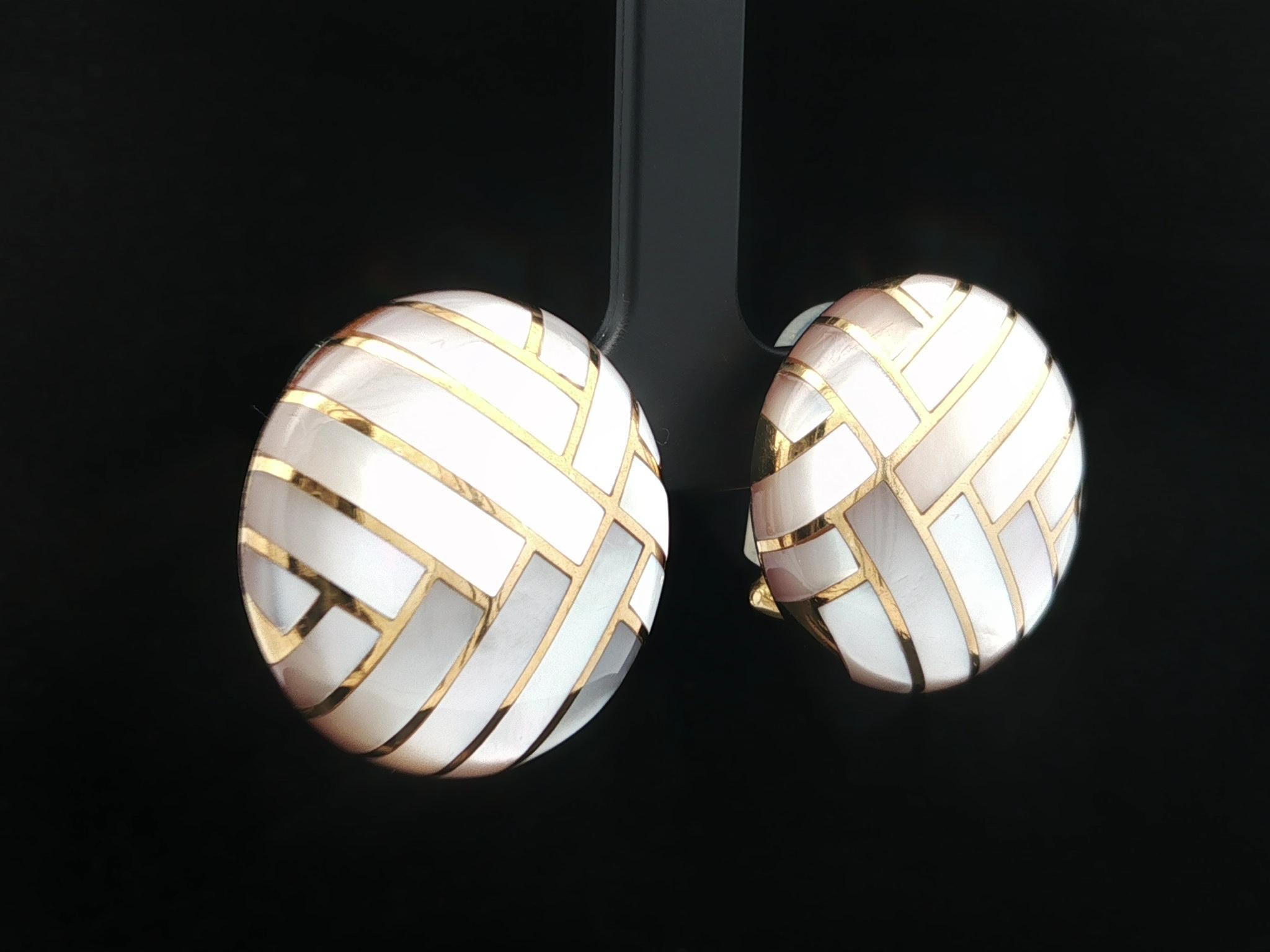 --Pierre(s) : --
Nombreuses nacres naturelles véritables - Coupe sur mesure - Ensemble de marqueterie - Couleur blanche - Motifs géométriques

MATERIAL : Or jaune 18k massif avec supports en caoutchouc
Poids : 23,10 grammes (sans les supports en