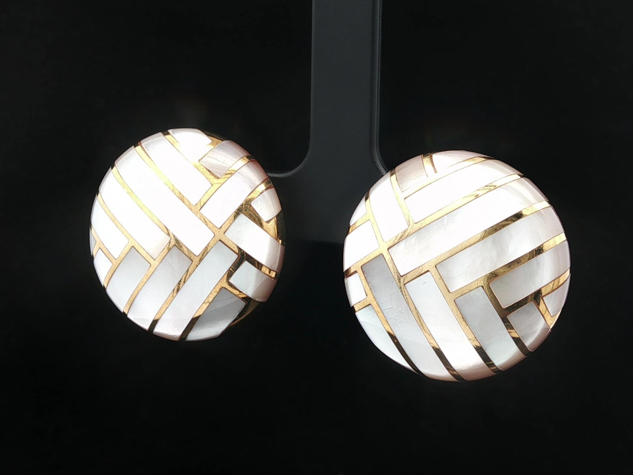 Taille mixte Angela Cummings - Boucles d'oreilles à clip avec boutons ronds en or 18 carats incrustés de nacre en vente
