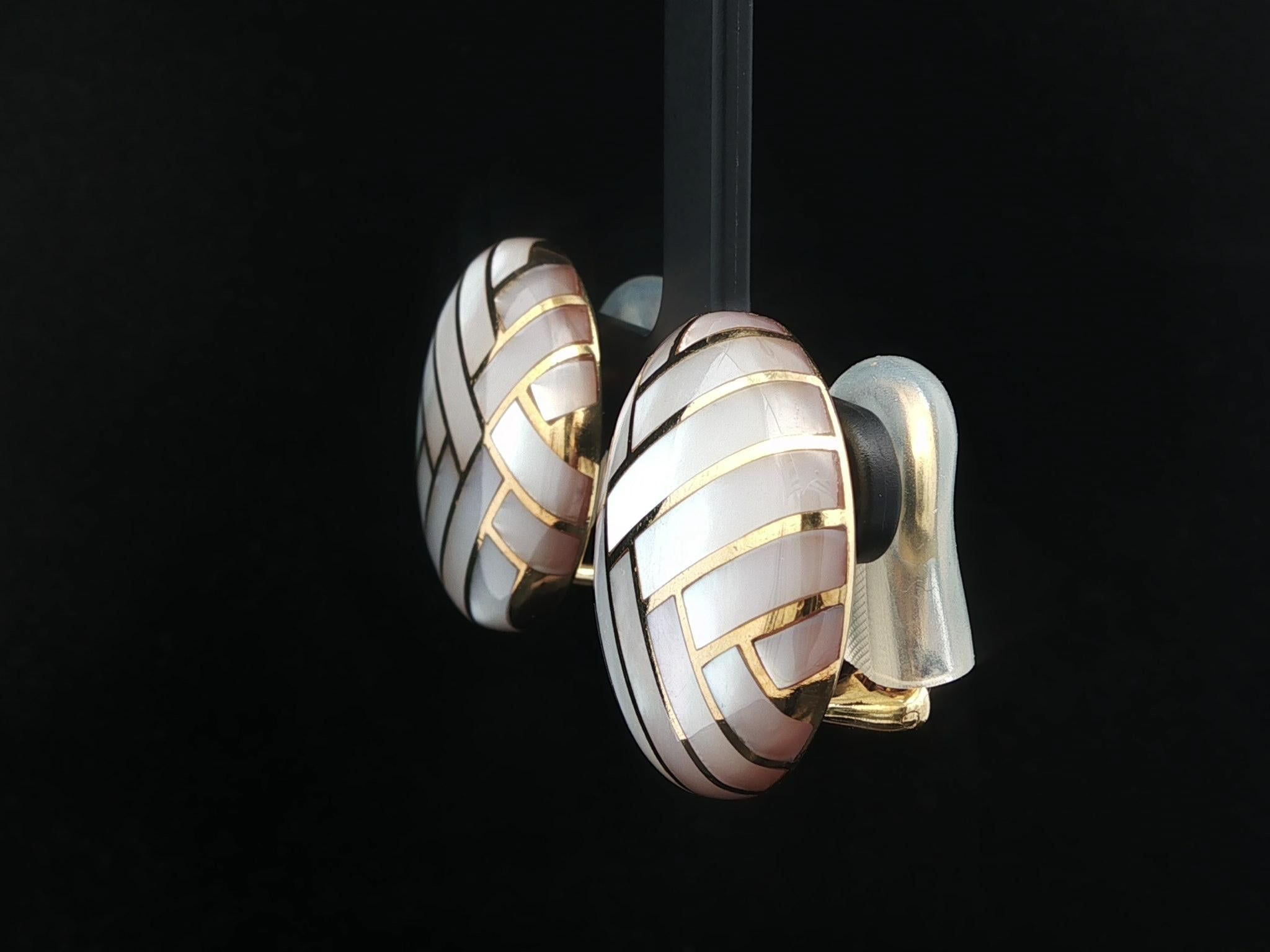 Angela Cummings - Boucles d'oreilles à clip avec boutons ronds en or 18 carats incrustés de nacre Bon état - En vente à Montclair, NJ