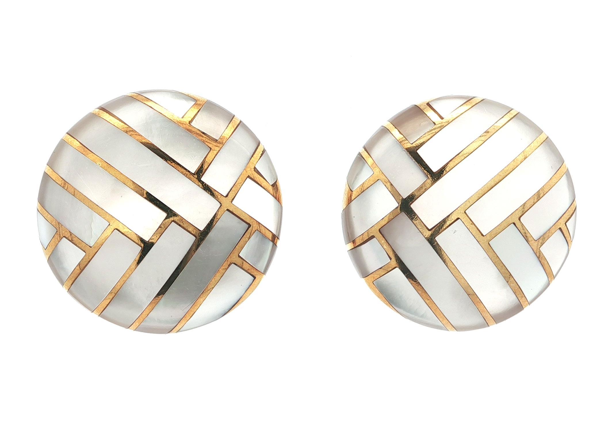 Angela Cummings - Boucles d'oreilles à clip avec boutons ronds en or 18 carats incrustés de nacre en vente 3