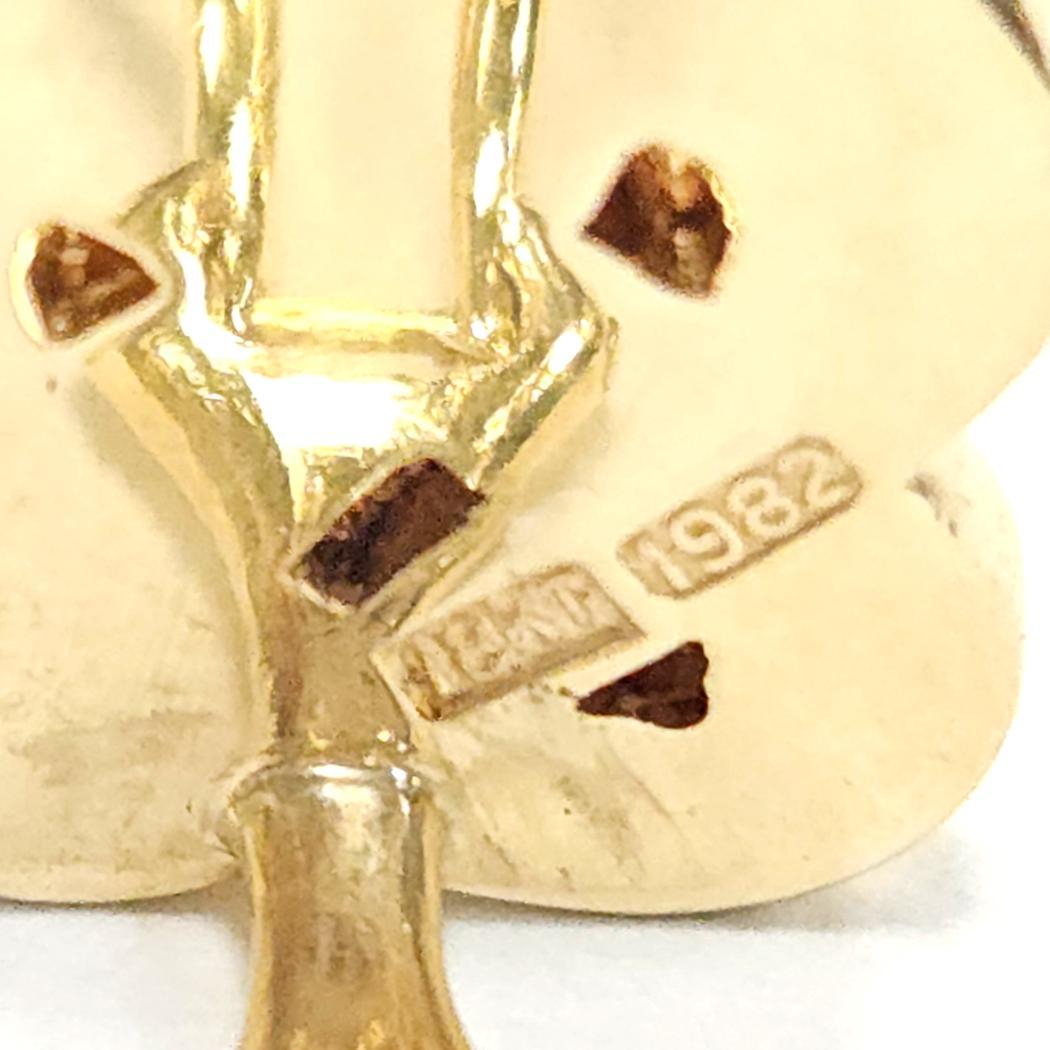 Donna Angela Cummings Orecchini a nodo in oro 18k con intarsio di madreperla, CIRCA 1982 in vendita