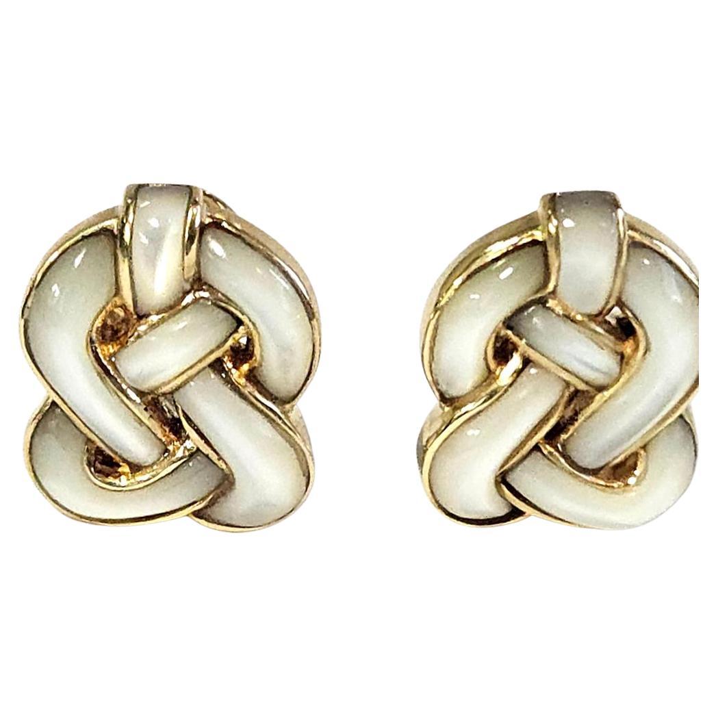 Angela Cummings Orecchini a nodo in oro 18k con intarsio di madreperla, CIRCA 1982 in vendita