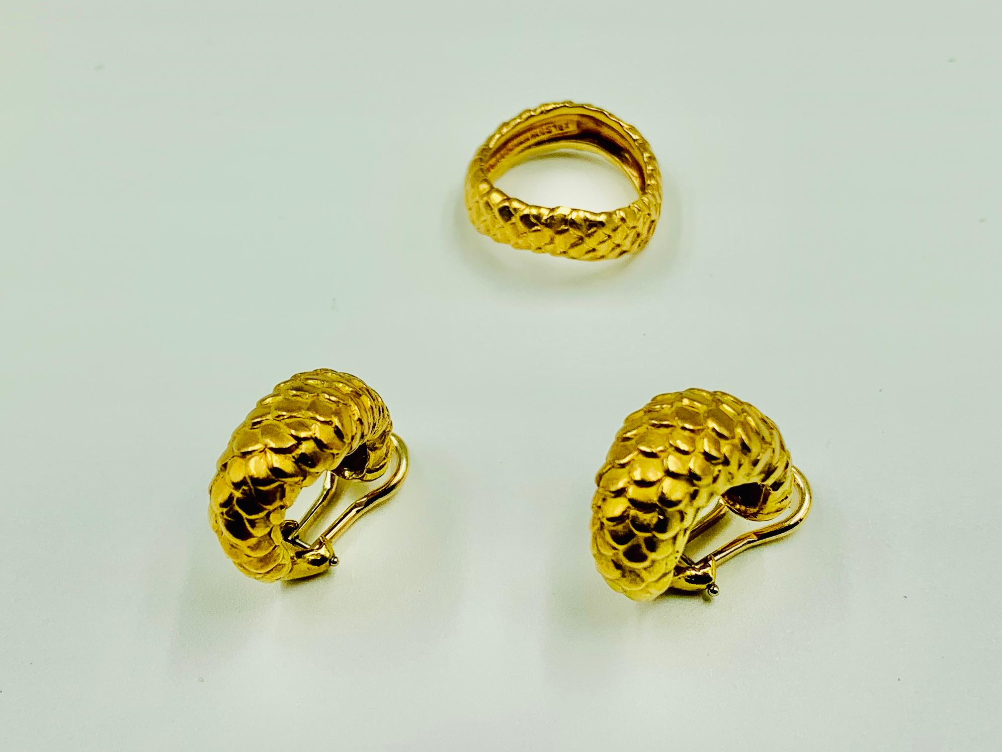 Solid gold, great quality and weight earclips in the form of the body of a sinuous snake, very good condition, signed on the interior 1986 Cummings 18K
Angela Cummings is an iconic designer closely associated with Tiffany & Co., for whom she began
