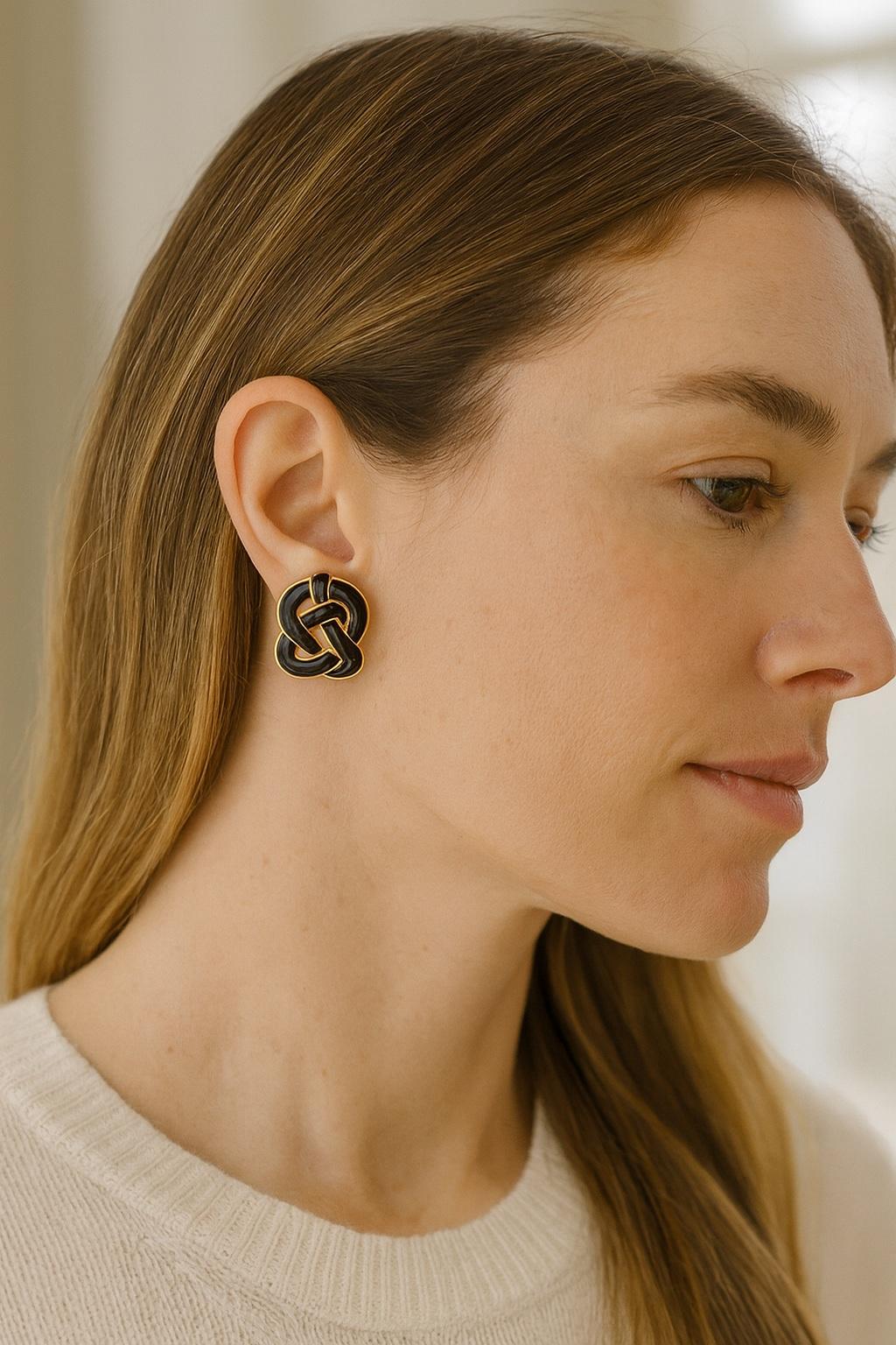 De las mujeres Pendientes de nudo trenzado de ónice negro de oro amarillo de 18 quilates Angela Cummings en venta