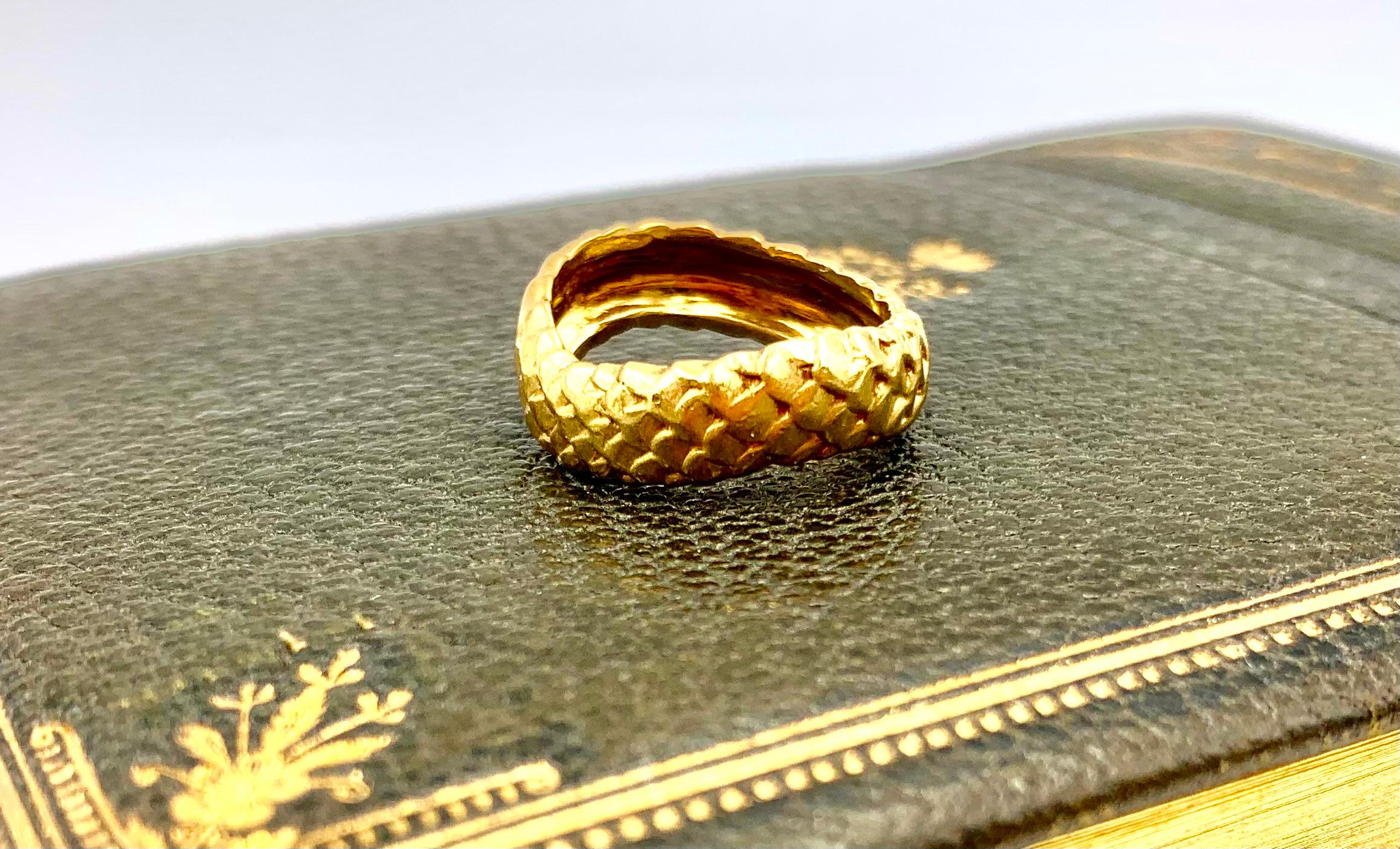 Scarce 18K yellow gold Angela Cummings snake ring
1986 
The snake motif is one of the most loved in jewelry design, symbolizing everlasting love, royalty, wisdom, transformation, rebirth and desire. 
Marks: Cummings, 18K, 1986
Condition: Very