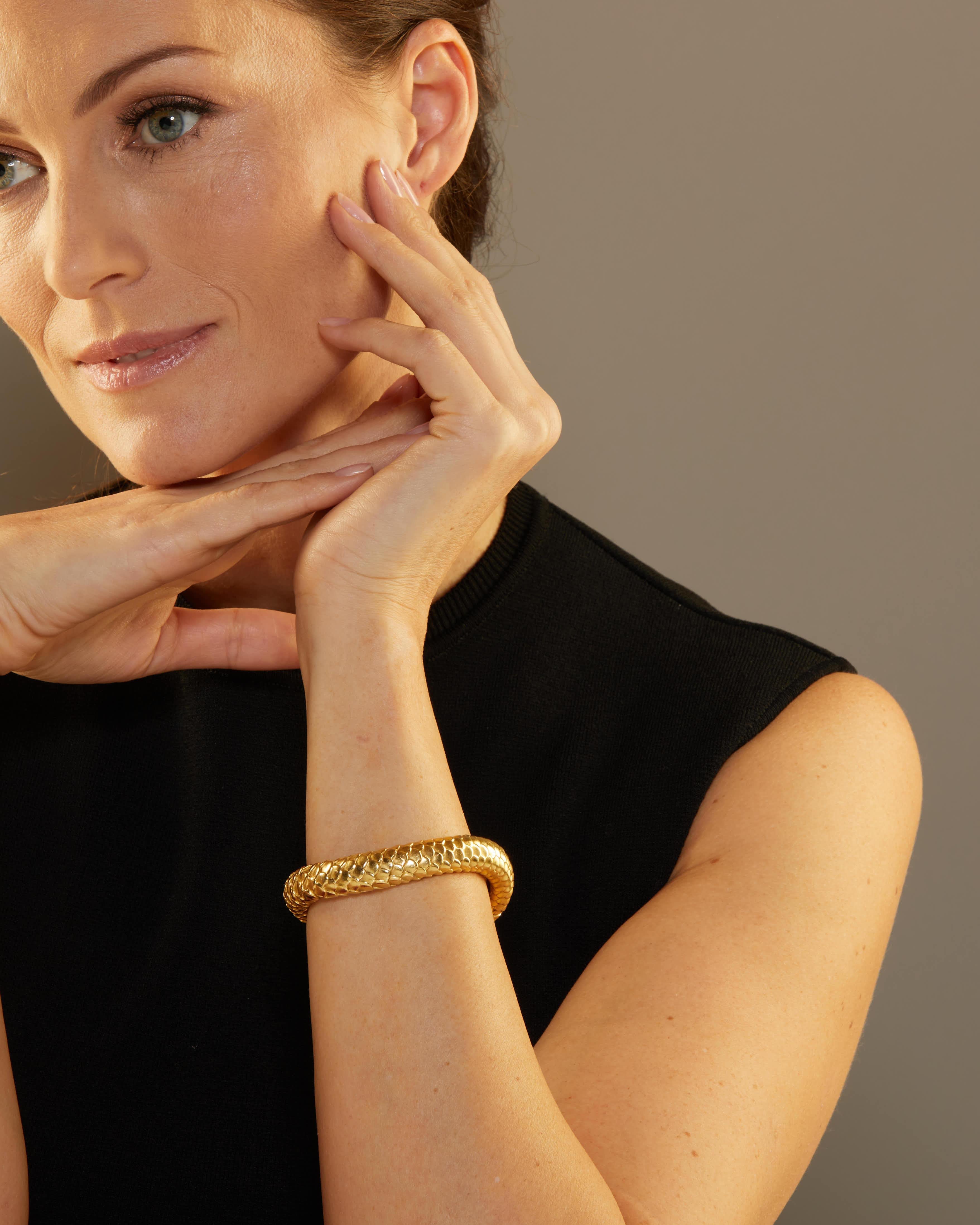 Rétro Angela Cummings, bracelet en or jaune 18 carats en peau de poisson en vente