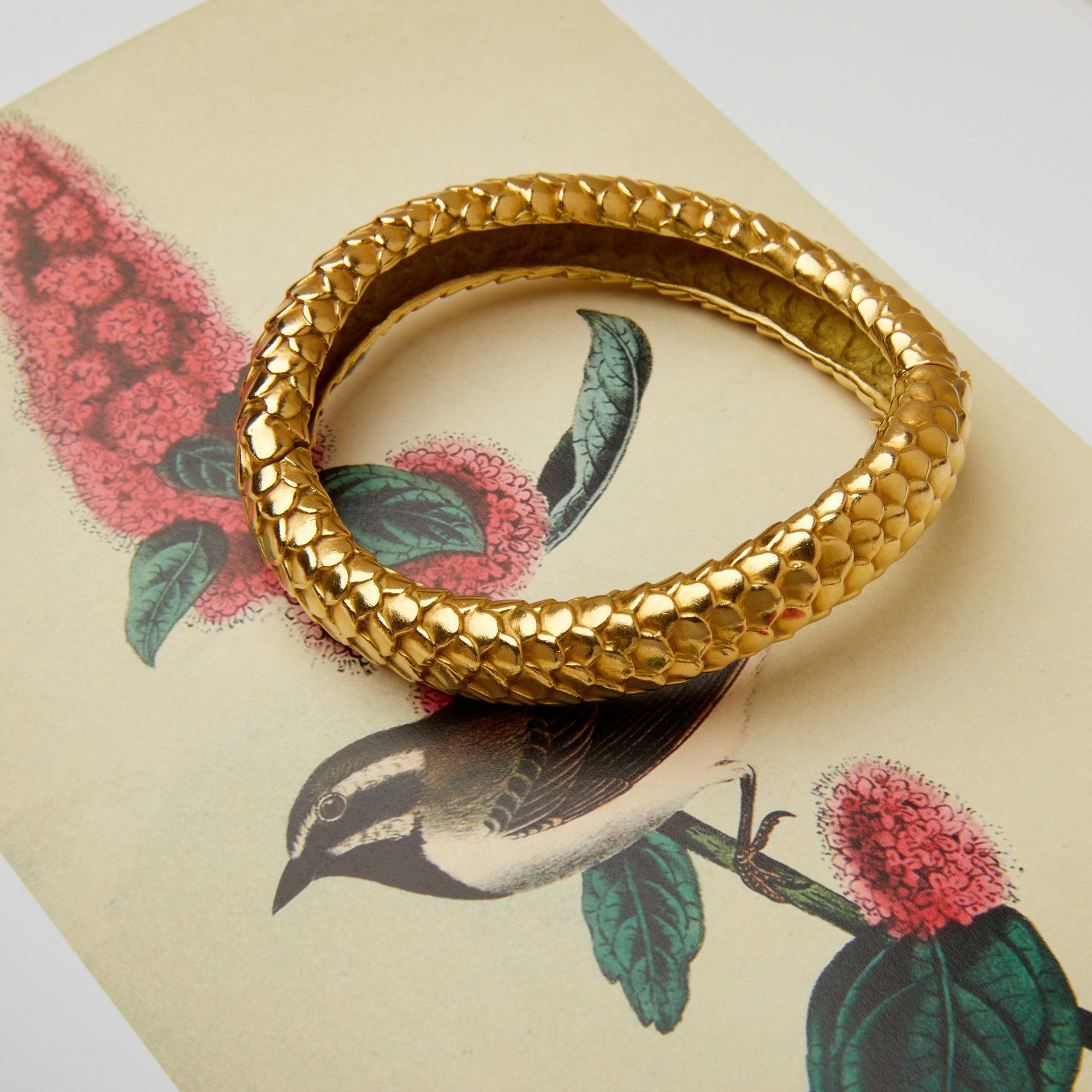 Angela Cummings 18K Yellow Gold Fish Skin Bracelet In Excellent Condition For Sale In Weston, MA