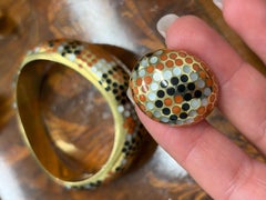 ANGELA CUMMINGS: Conjunto de pendientes y brazalete en oro amarillo de 18k, coral, ónix y nácar, 1987