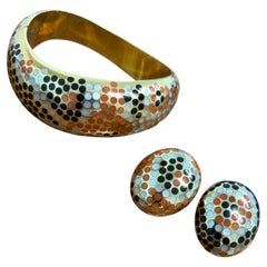 ANGELA CUMMINGS: Conjunto de pendientes y brazalete en oro amarillo de 18k, coral, ónix y nácar, 1987