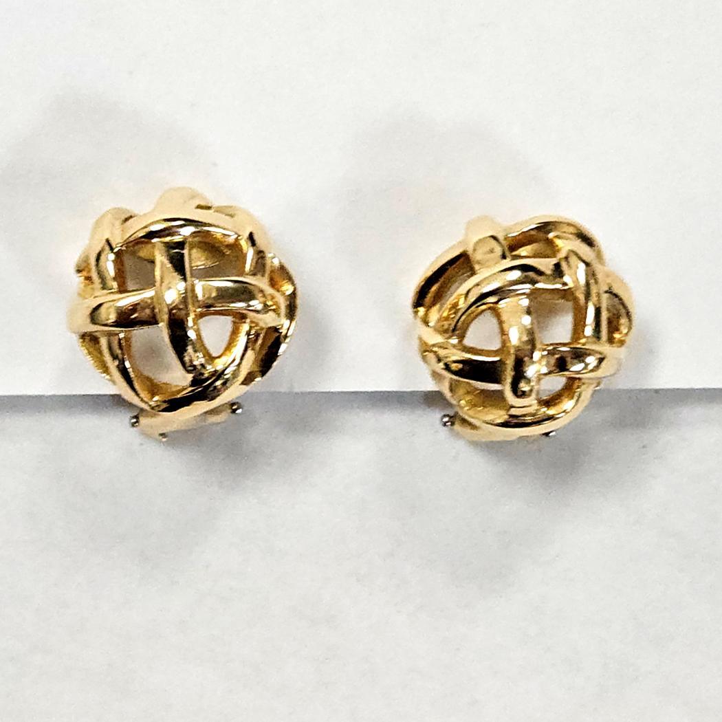 Angela Cummings Boucles d'oreilles nœud tissé en or 18kt - dos à pince, fabriquées à New York, circa 1987
Intemporelles et sophistiquées, ces boucles d'oreilles authentiques de la célèbre créatrice Angela Cummings sont réalisées en or jaune 18kt et