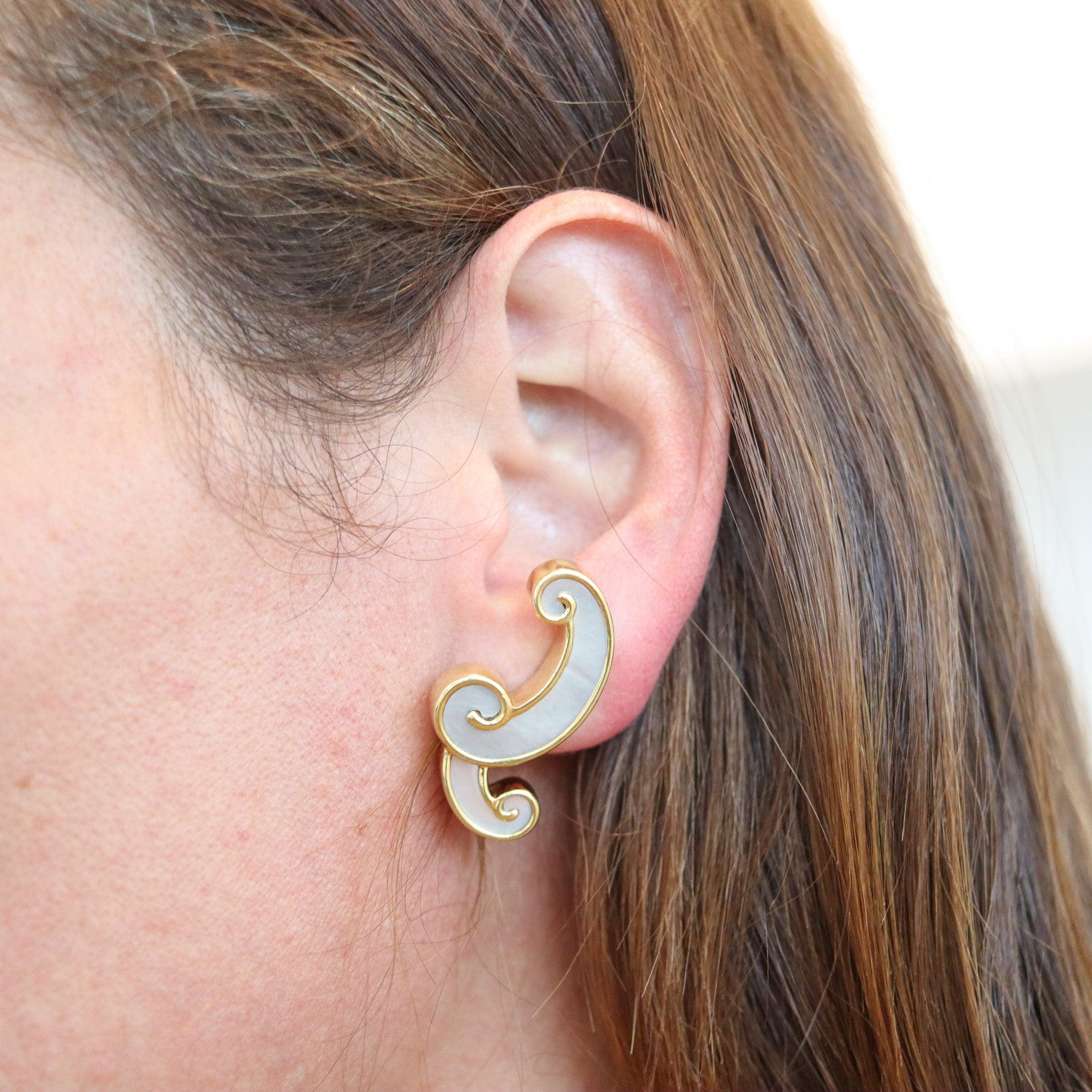 ANGELA CUMMINGS 1980 Orecchini a clip in madreperla bianca a forme libere in oro giallo 18 carati in vendita 1