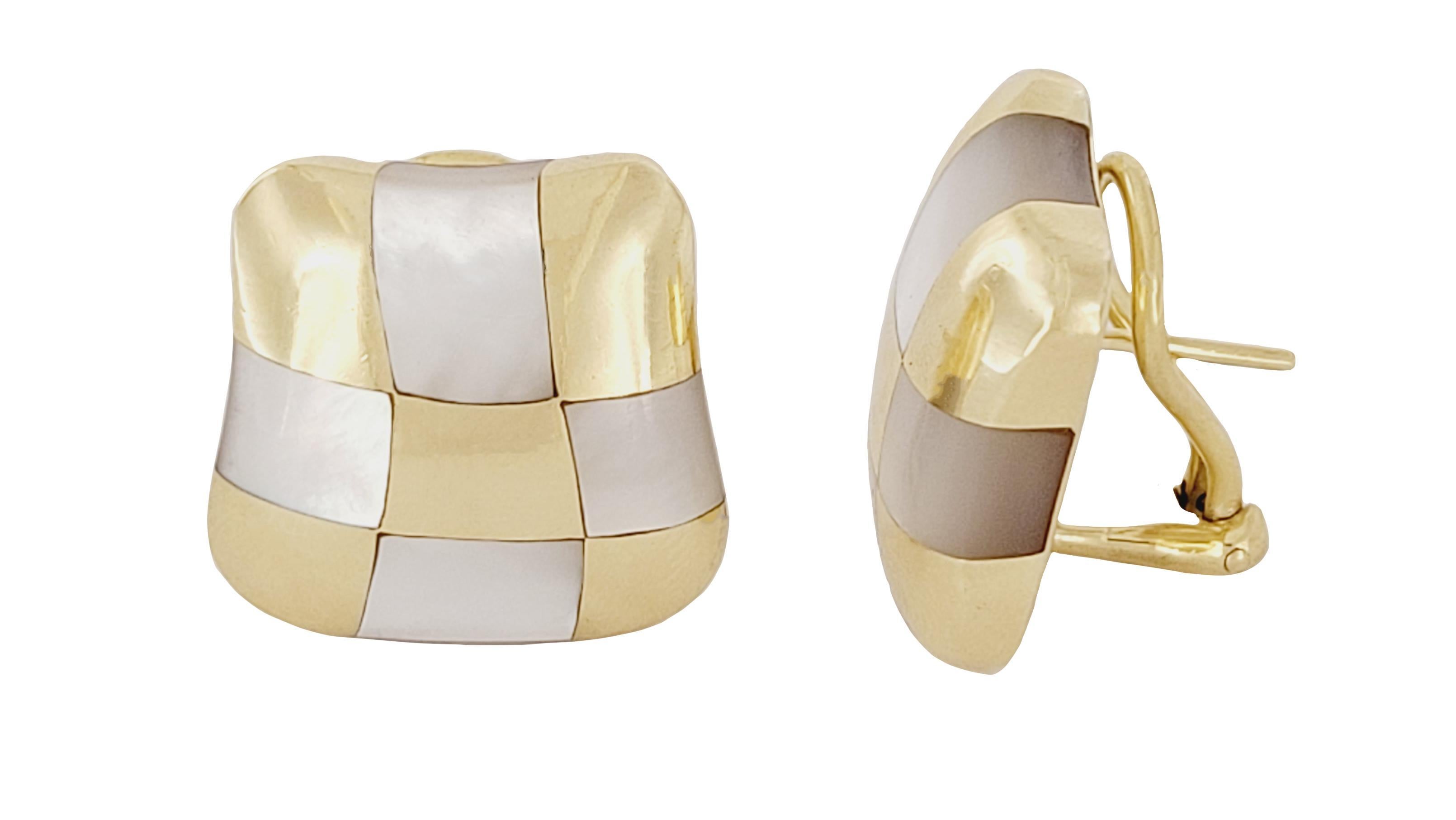 Angela Cummings Ohrringe
Perlenmatte & 18K Gelbgold
Ohrringe Dimension: Länge 18.7mm X 19.8mm Breite
Gesamtgewicht: 15.7gm
Gelbgoldene, sich verjüngende, kissenförmige Formen, die ein Schachbrettmotiv mit Perlmutt aufweisen
Geschlecht: