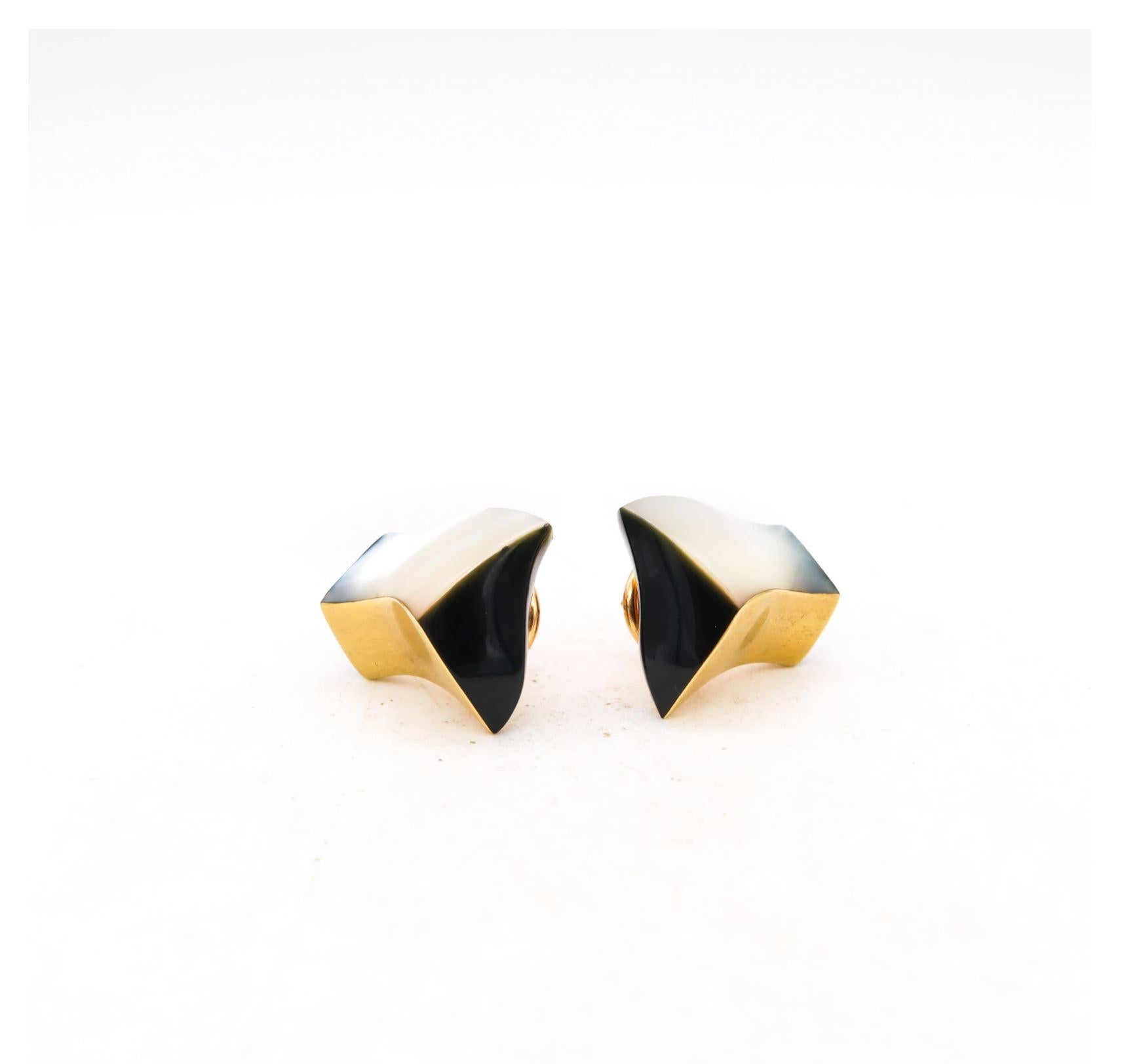 Geometric earrings designed by Angela Cummings.

Very rare and beautiful three-dimensional pair, created by Angela Cummings back in the very early of the 1980's. These modernist earrings has been crafted in solid yellow gold of 18 karats, with high