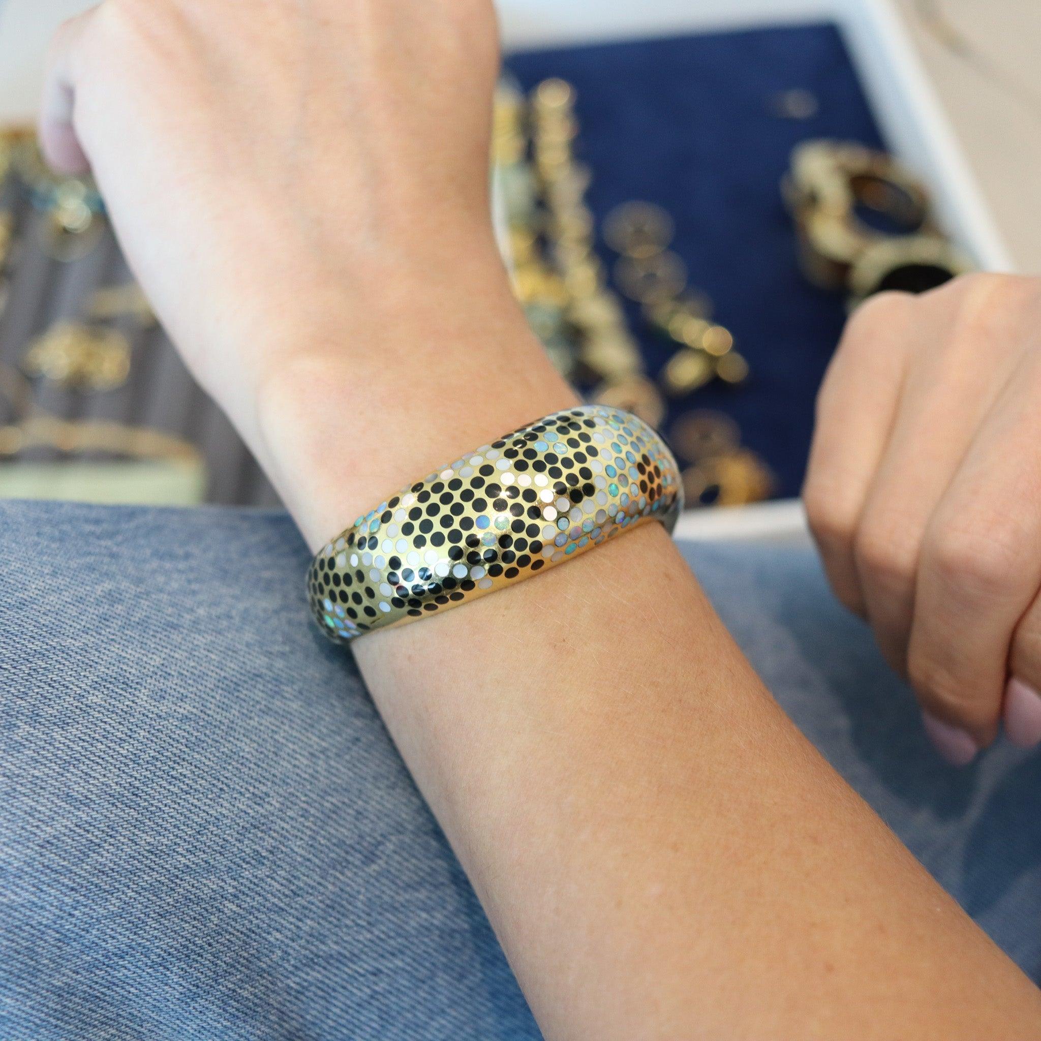 Braccialetto geometrico disegnato da Angela Cummings.

Si tratta di un braccialetto estremamente raro creato a New York da Angela Cummings nel 1982-83. Questo favoloso bracciale modernista è stato realizzato con forme ondulate libere in oro giallo