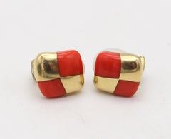 ANGELA CUMMINGS 1984 Pendientes modernistas de oro de 18 quilates con corales tallados
