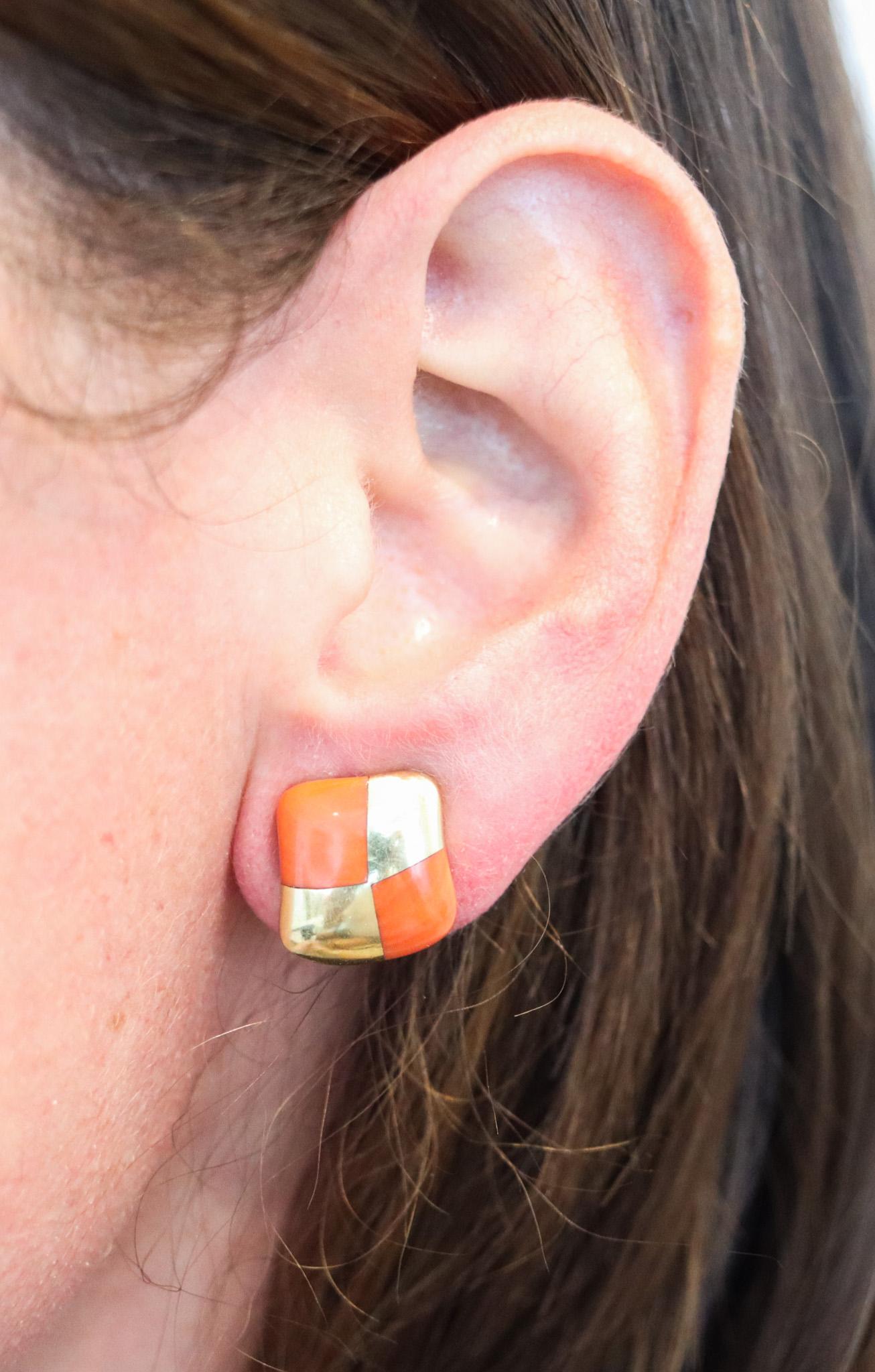 ANGELA CUMMINGS Clips d'oreilles modernistes en or 18 carats avec corails sculptés, 1984 Excellent état - En vente à Miami, FL