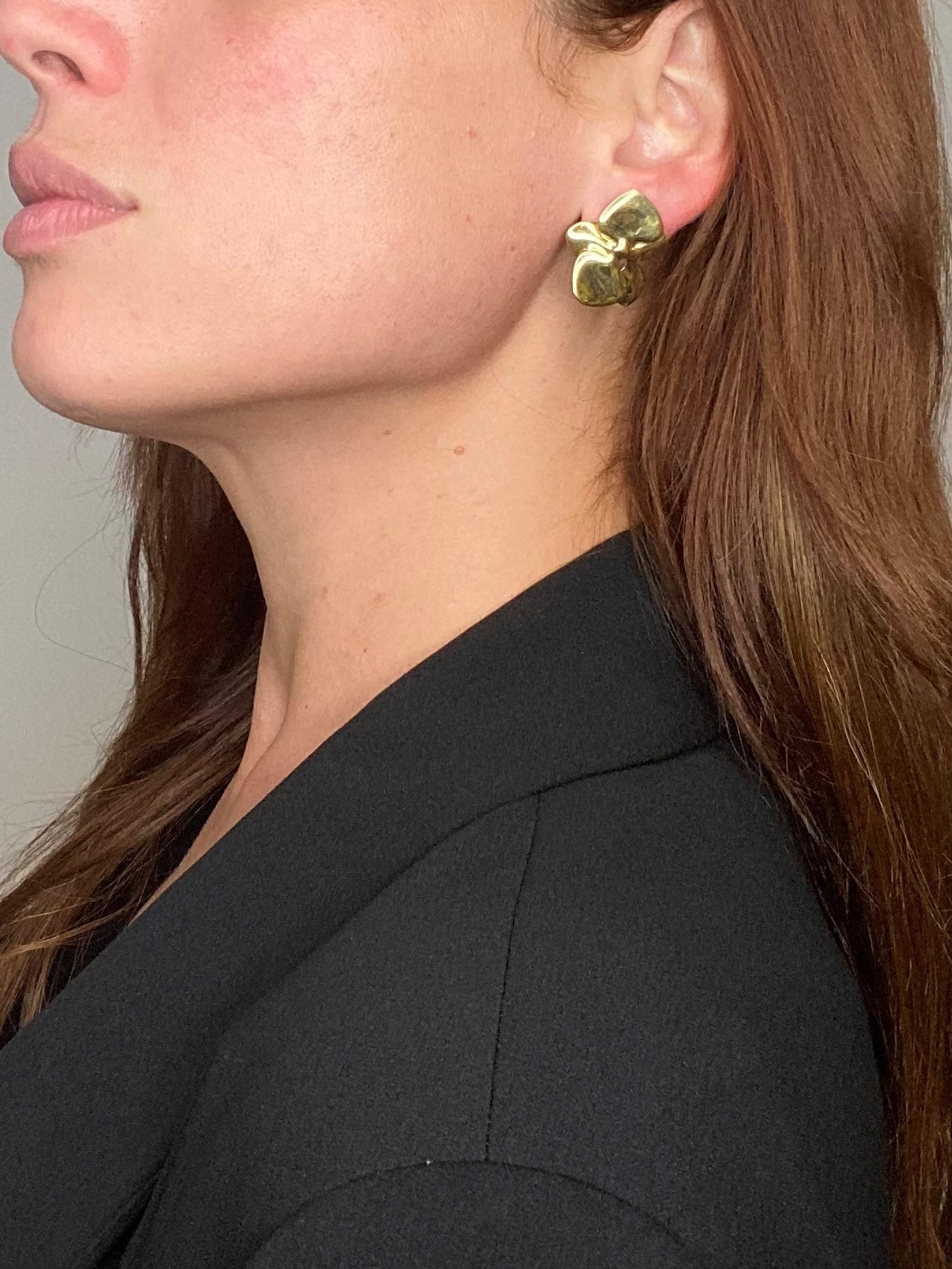 Lily petals Earrings designed by Angela Cummings.

Gorgeous and youthful organic pieces, created back in the 1984 at the Cummings studio in New York city. This one-of-a-kind pair, was crafted in solid yellow gold of 18 karats, with very high