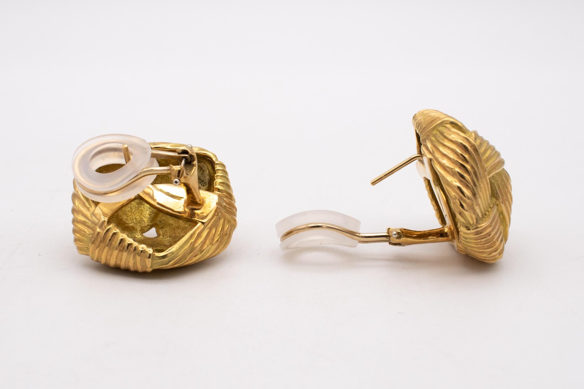 Angela Cummings Boucles d'oreilles enveloppées en or jaune massif 18 carats texturé Studio, 1984 Pour femmes en vente