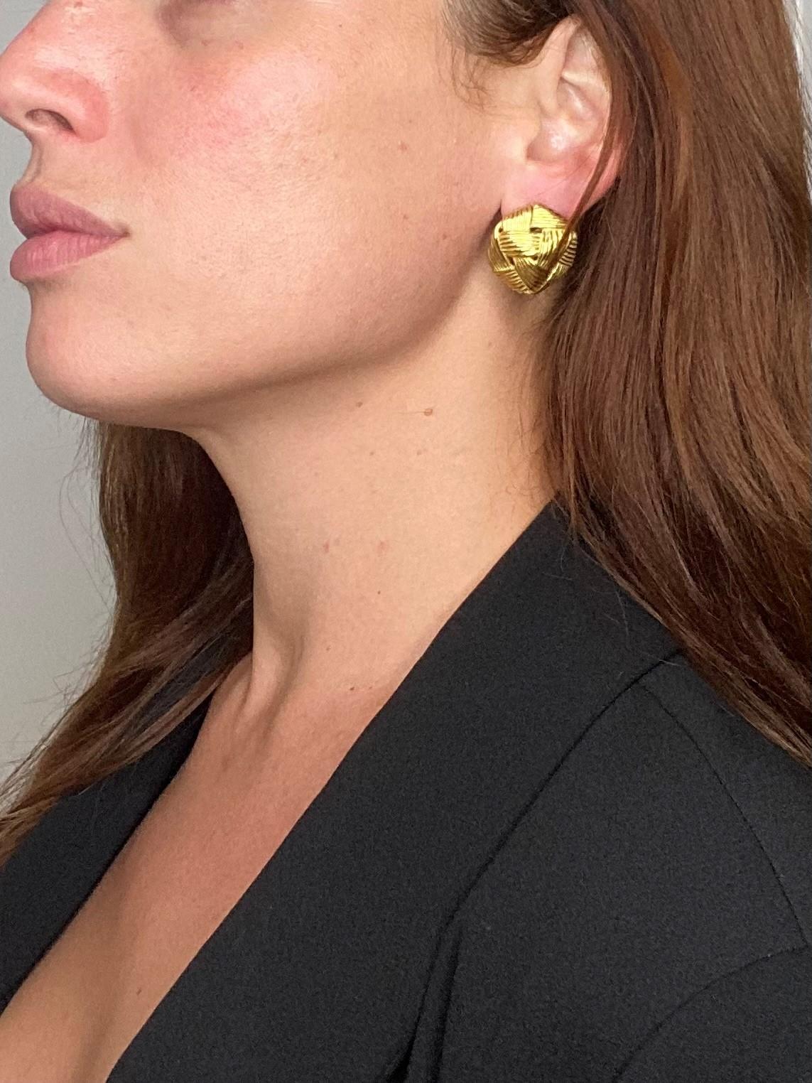 Angela Cummings Boucles d'oreilles enveloppées en or jaune massif 18 carats texturé Studio, 1984 en vente 3