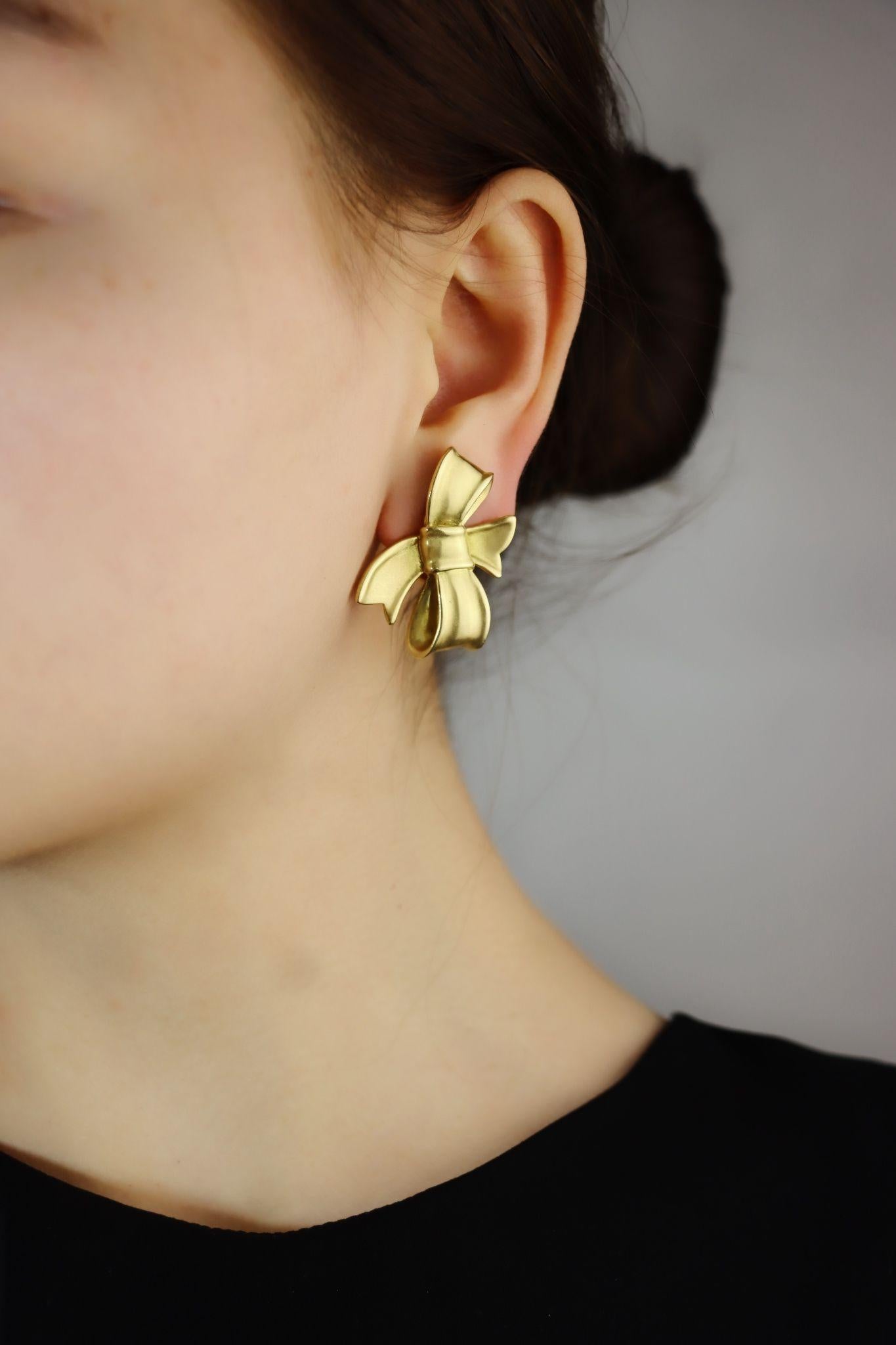 Angela Cummings 1984's 18K Gold Bow Tie Earrings

Marked:
1984
CUMMINGS
18K


Approximate Dimensions:
3 cm (Length) 
3 cm (Width)
29.0 grams in weight.