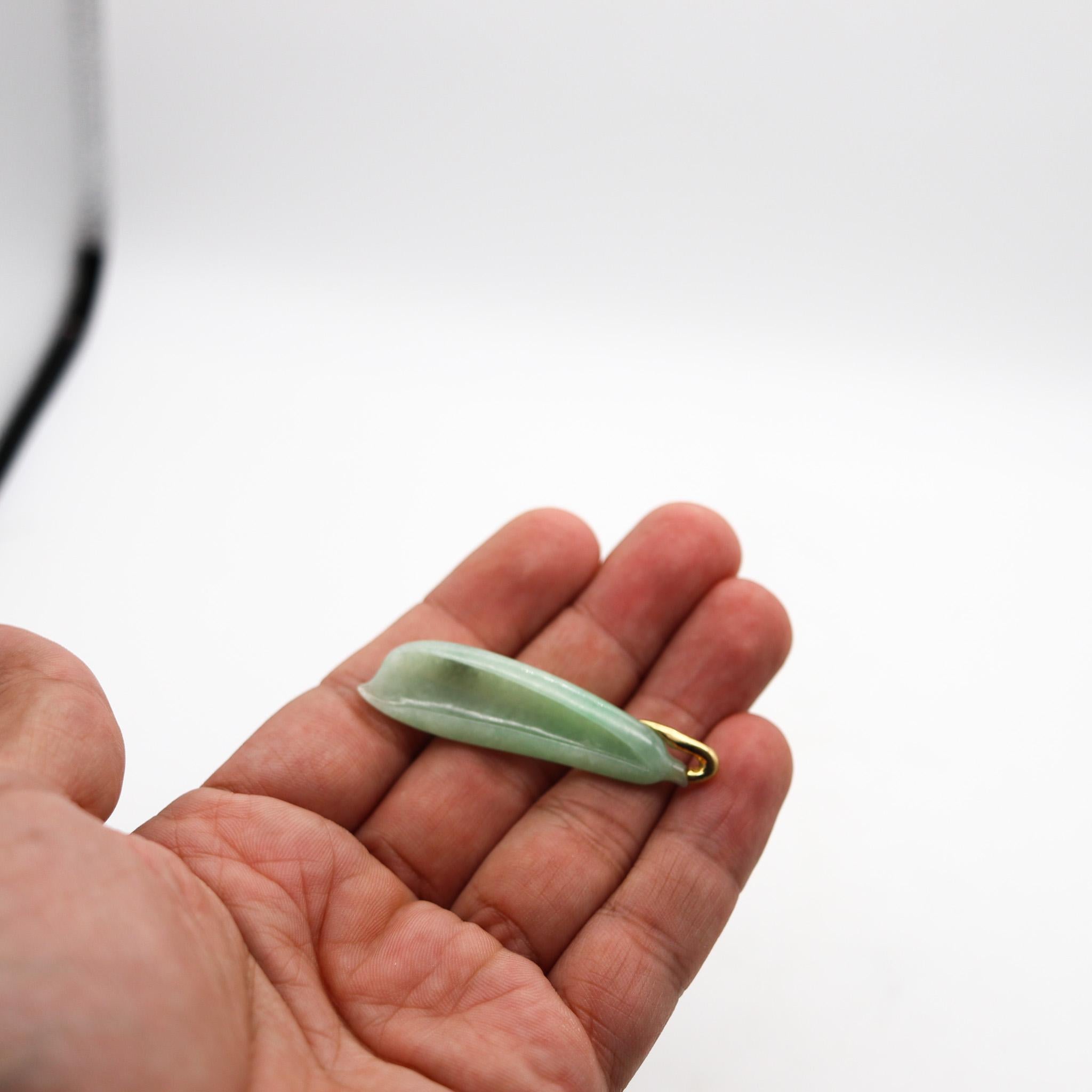 Angela Cummings 1985 Bean Shaped Pendant Brooch In 18Kt Yellow Gold With Jadeite In Excellent Condition For Sale In Miami, FL