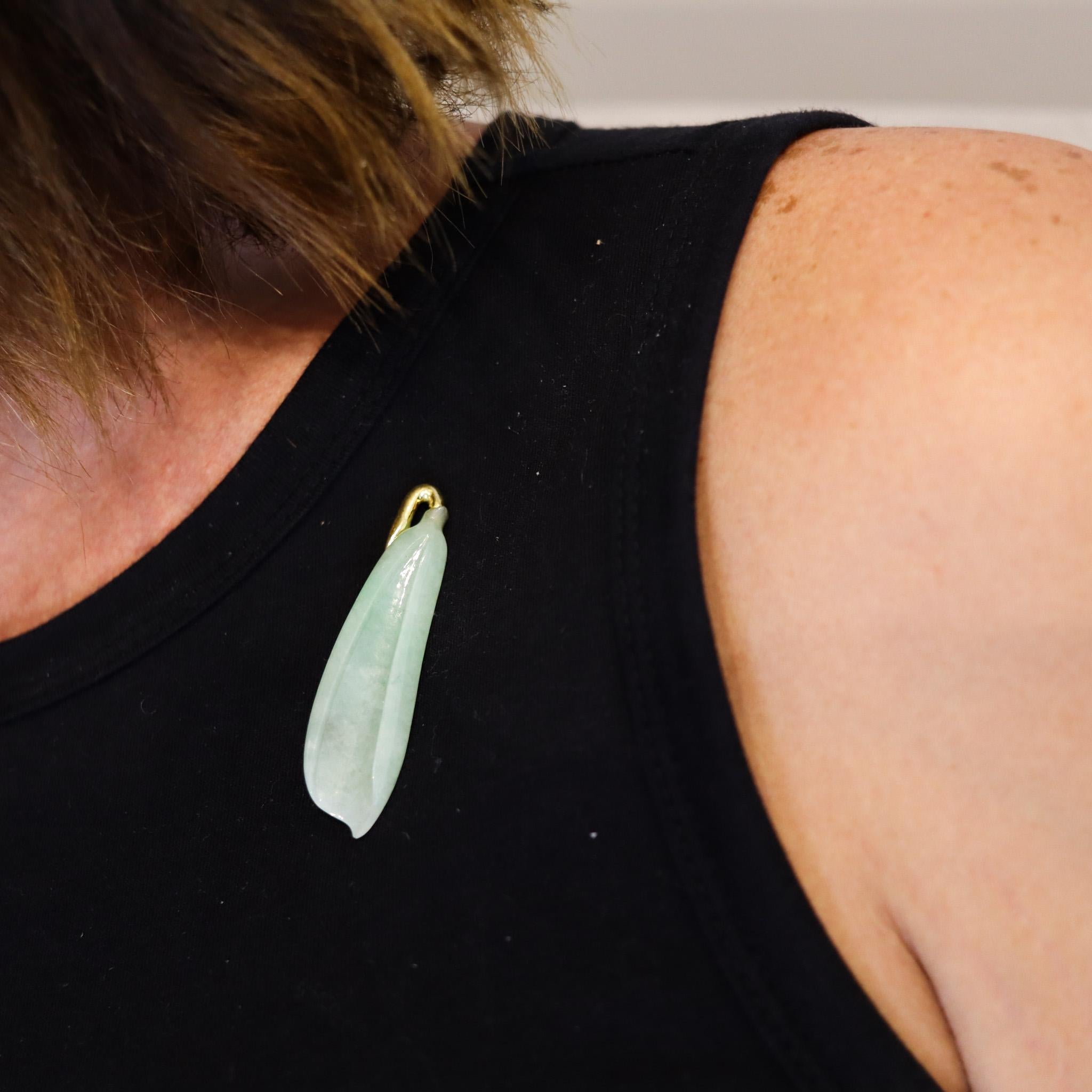 Women's Angela Cummings 1985 Bean Shaped Pendant Brooch In 18Kt Yellow Gold With Jadeite For Sale