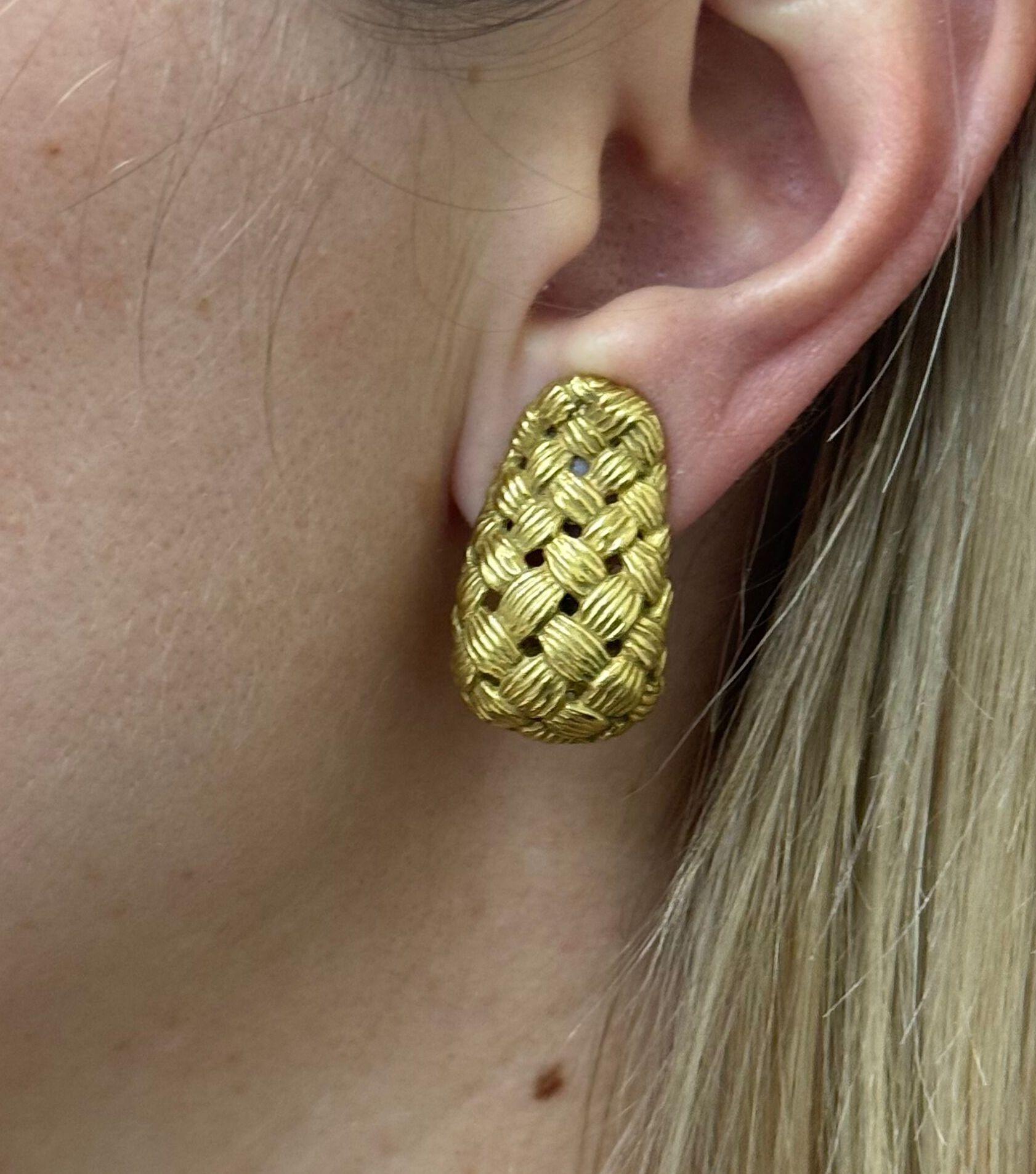 Orecchini vintage del 1987 di Angela Cummings in oro 18 carati, con design a intreccio. Gli orecchini misurano 30 mm x 20 mm. Marcato 1987, 18k, Cummings. Peso - 25,5 grammi. 