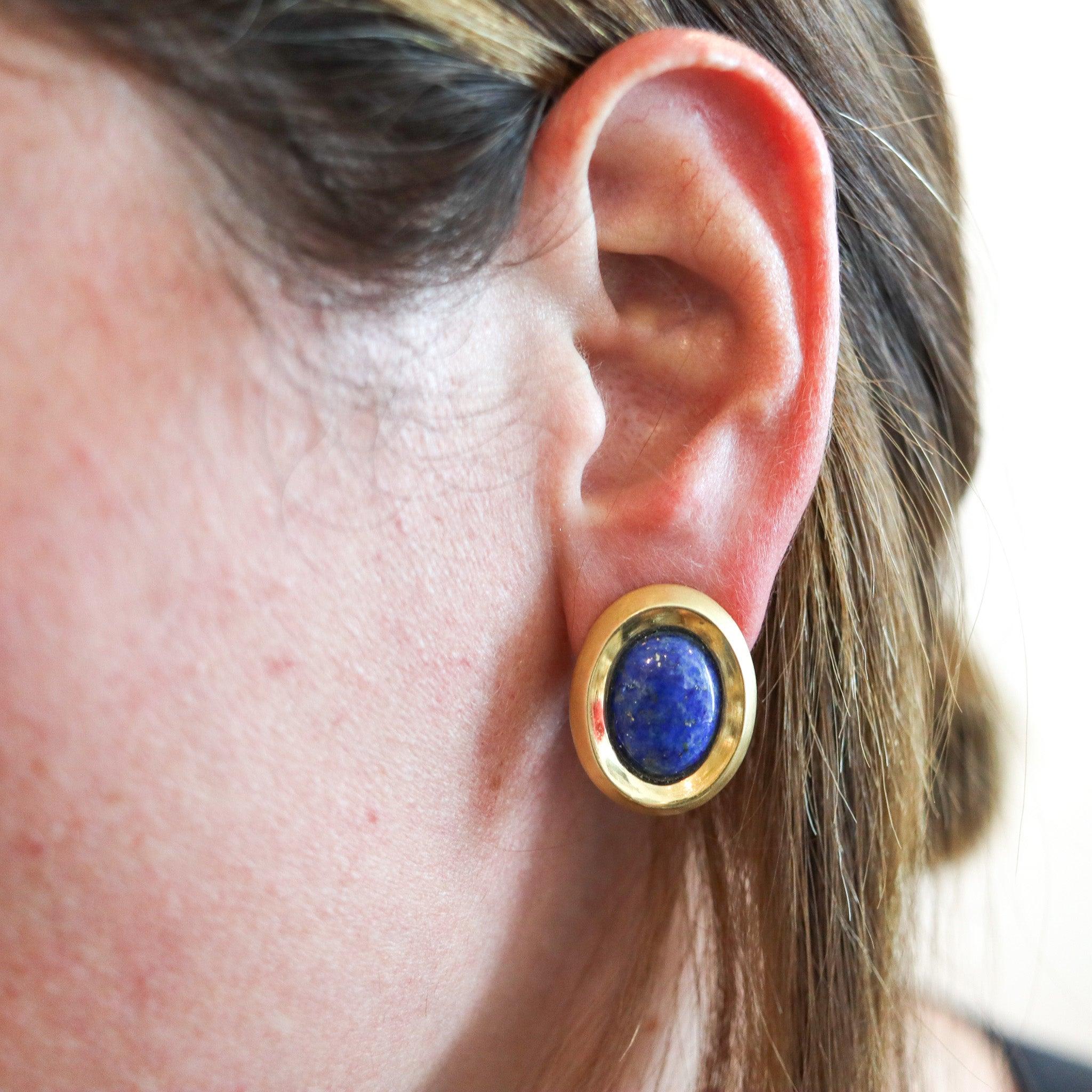 Clips sur boucles d'oreilles conçus par Angela Cummings.

Magnifique et inhabituelle paire de boucles d'oreilles ovales à clips, créée par Angela Cummings en 1988. Ces boucles d'oreilles modernistes à clip ont été réalisées en or jaune massif de 18