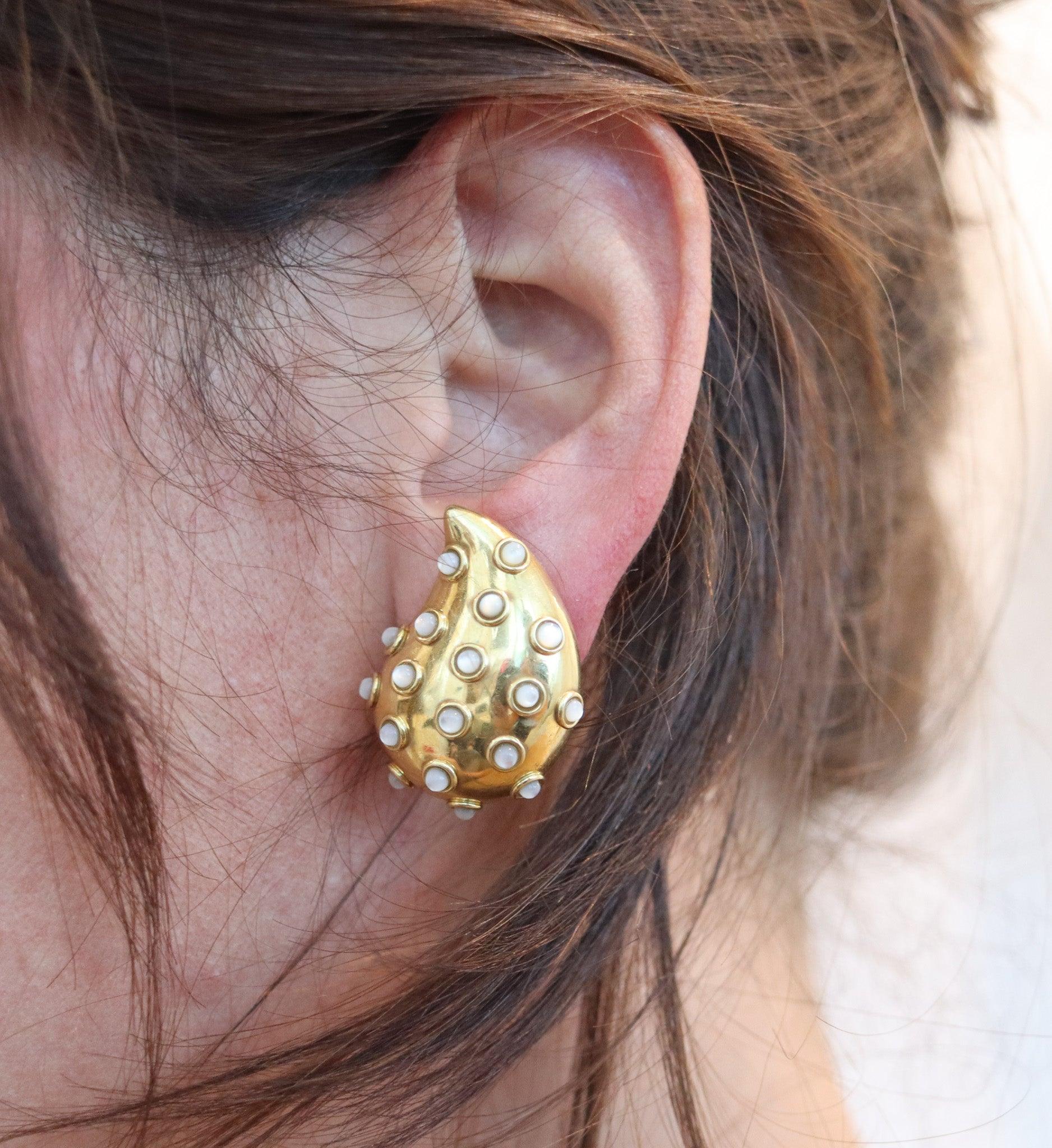 Modernist clips-on earrings designed by Angela Cummings.

This is a beautiful pair of clips-on earrings, created in New York city by the famous jewelry designer Angela Cummings, back in the 1980's. These rare, modernist and ultimate clip-on earrings