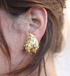 ANGELA CUMMINGS 1989 Modernist Clips On Earrings In 18Kt Gold With Moonstones