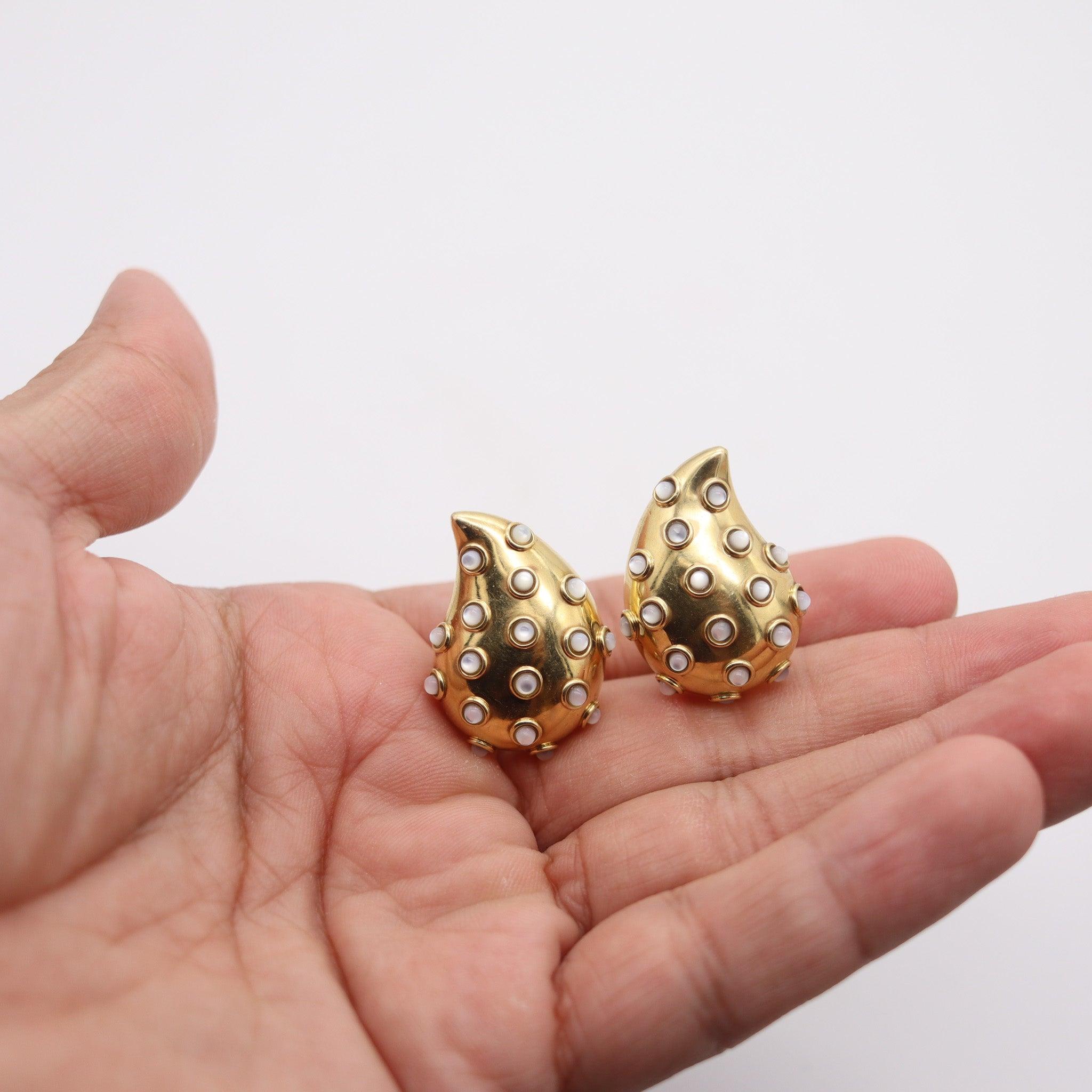 ANGELA CUMMINGS 1989 Modernist Clips On Earrings In 18Kt Gold With Moonstones For Sale 1