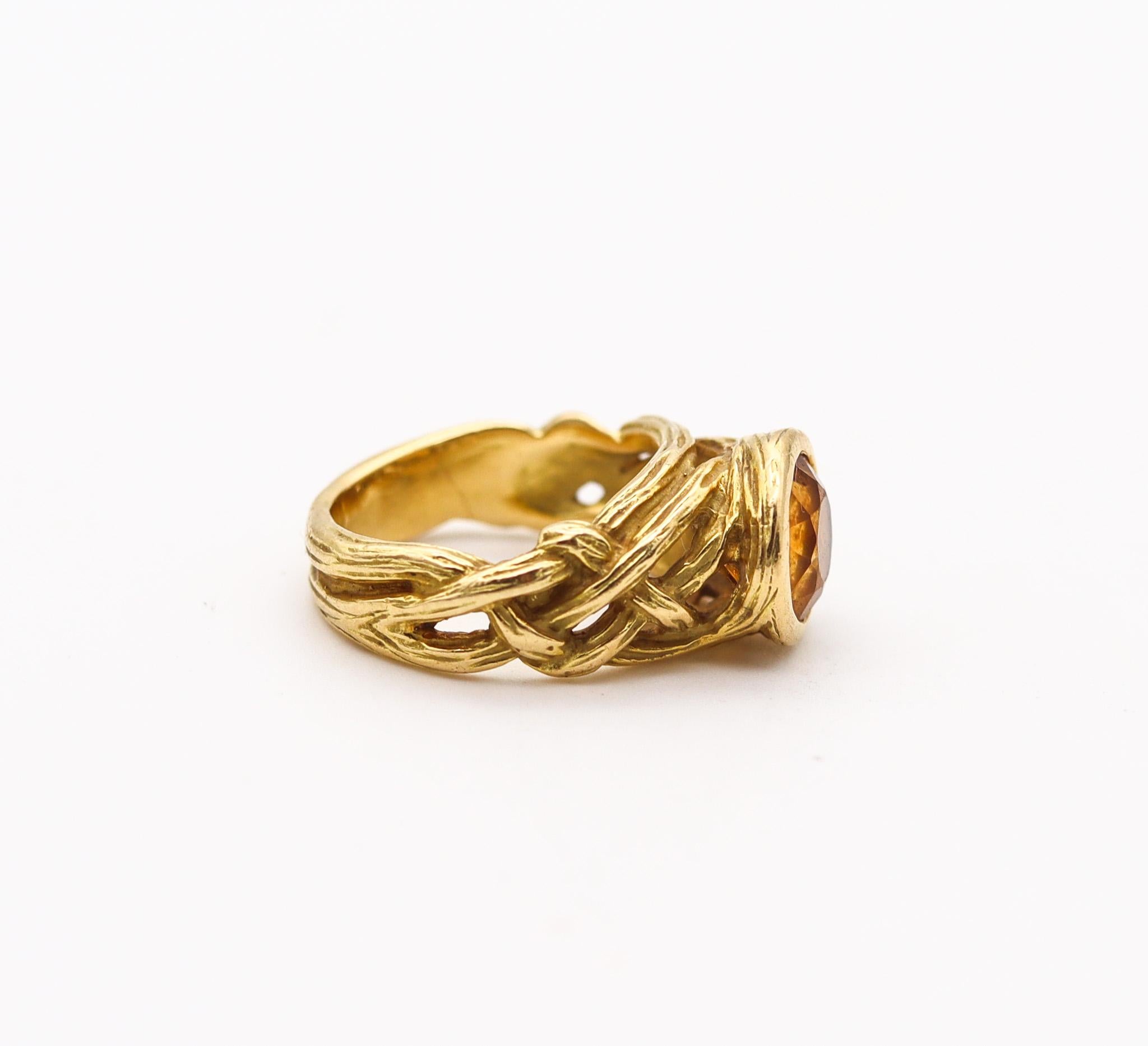 An organic cocktail ring designed by Angela Cummings.

Very nice and unusual ring, created at the jewelry atelier of Angela cummings back in the 1991. This sculptural ring has been crafted with organic motifs in solid yellow gold of 18 karats with