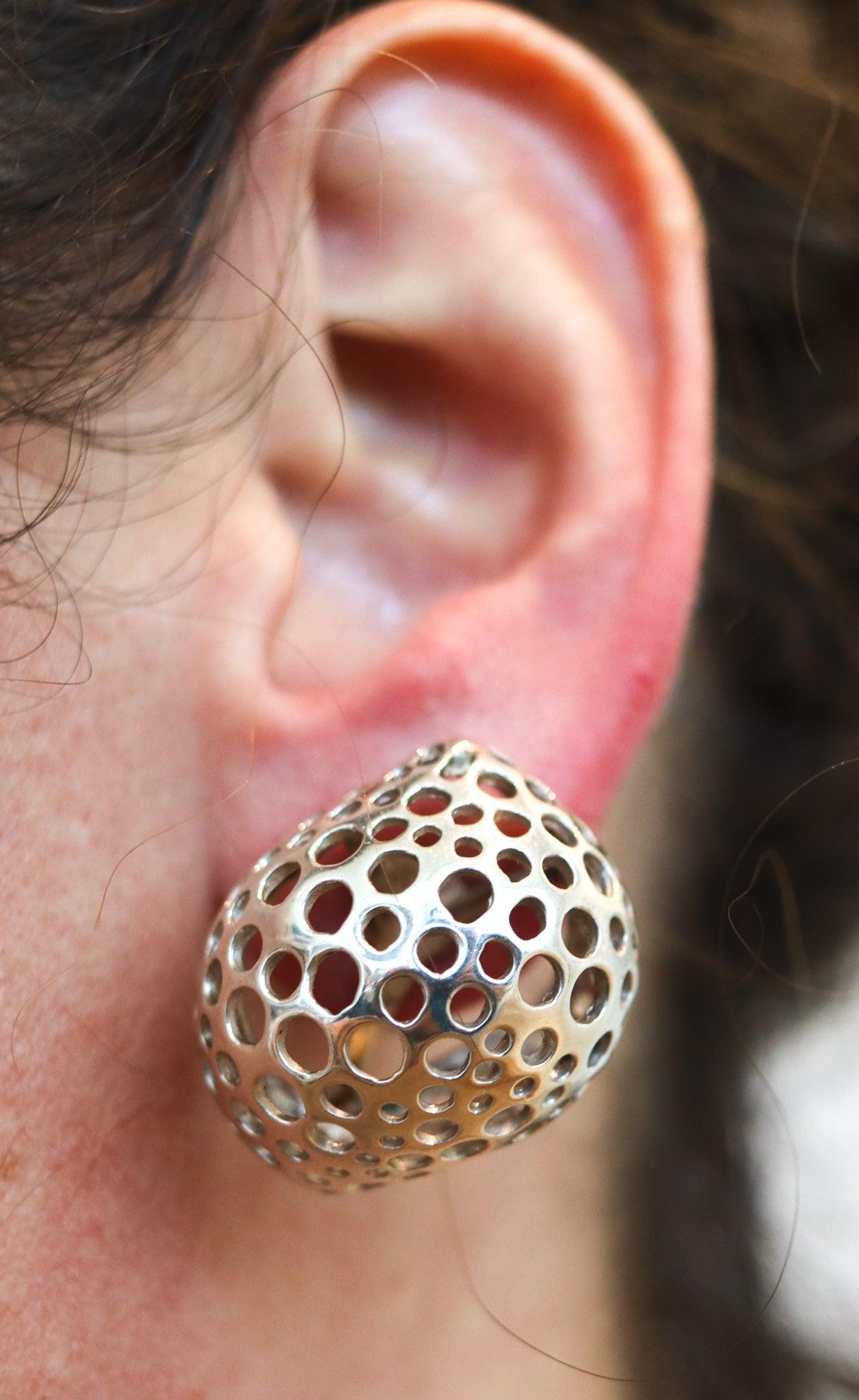 Coppia di orecchini Perforations disegnati da Angela Cummings.

Questi bellissimi orecchini scultorei a clip sono stati creati a New York City presso gli studi di Angela Cummings, negli anni '90. Sono audaci e modernisti e sono stati realizzati come